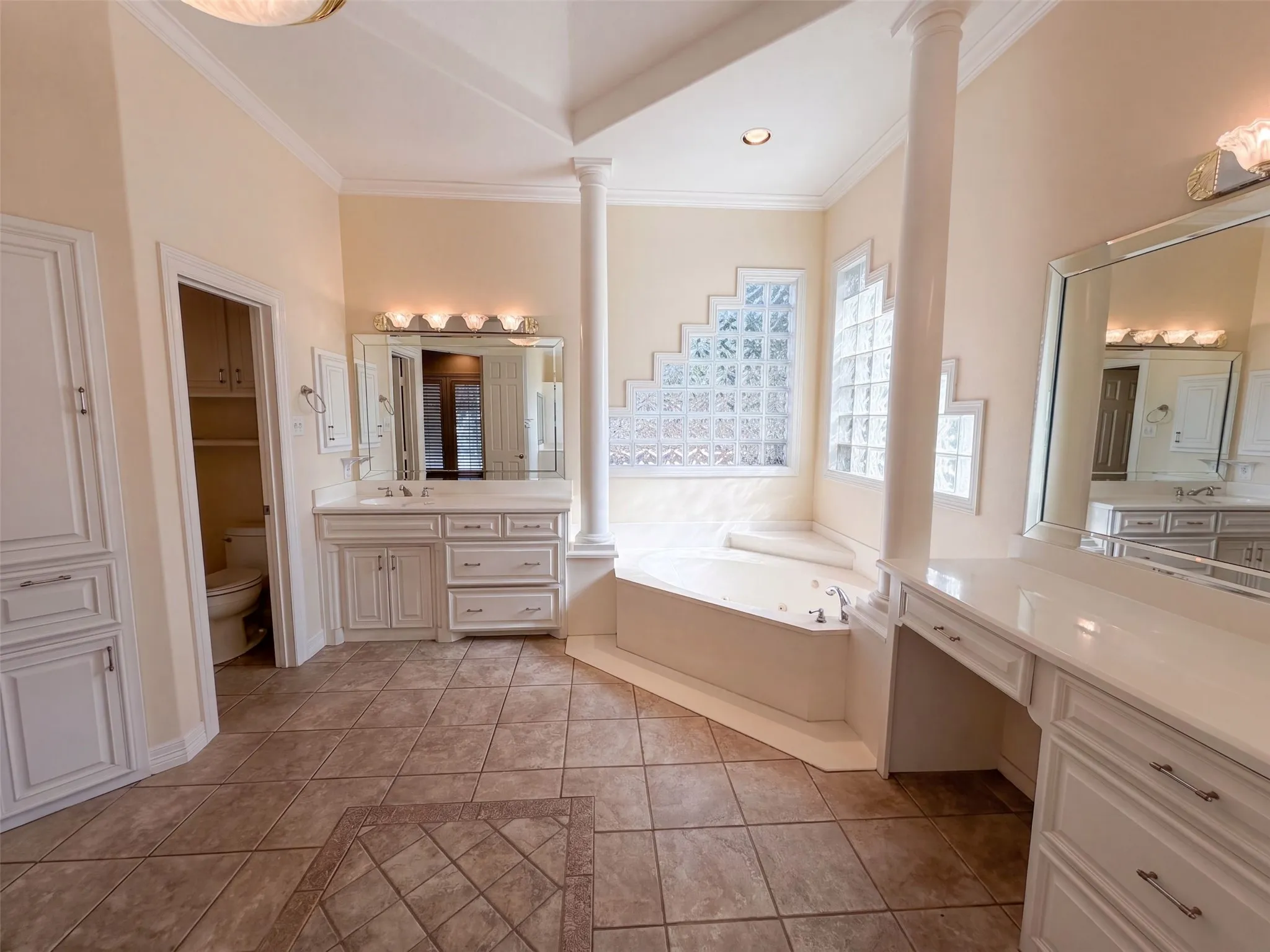 Single Family Residence For Sale in Ellis County , 619 Edgewood Lane, Ovilla, Texas 75154, 5 Bedroom, 4 Bathroom, 3 Garage spaces, 4,225 Sqft, built in 1997, mls#21395966, Real Estate Agent in Ovilla, Homes For Sale in Ellis county, Homes For Sale in Ovilla, Realtor in Ovilla Texas, Real Estate Brokerage Independent Realty Texas, Luminita Cordes Realtor