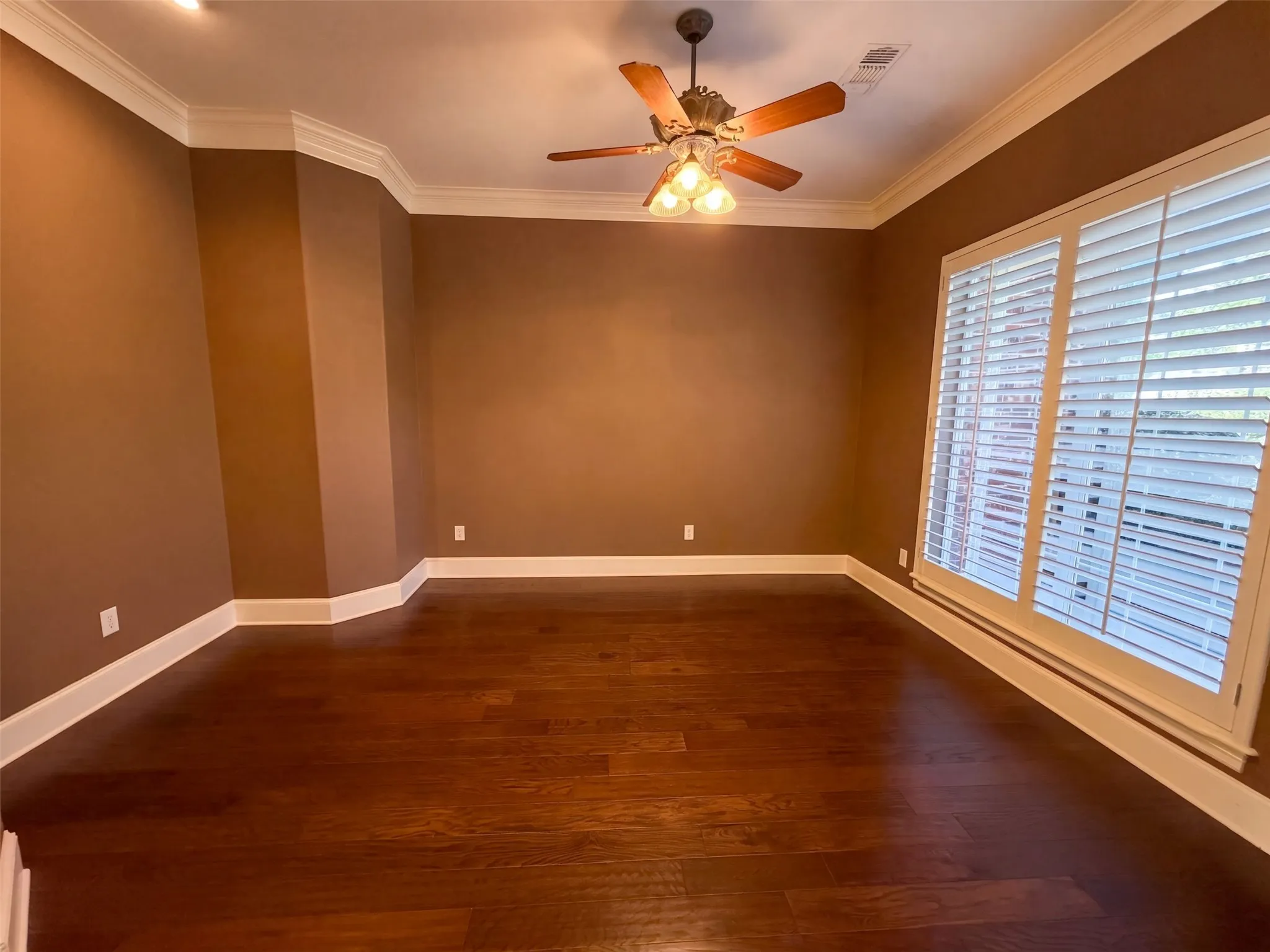 Single Family Residence For Sale in Ellis County , 619 Edgewood Lane, Ovilla, Texas 75154, 5 Bedroom, 4 Bathroom, 3 Garage spaces, 4,225 Sqft, built in 1997, mls#21395966, Real Estate Agent in Ovilla, Homes For Sale in Ellis county, Homes For Sale in Ovilla, Realtor in Ovilla Texas, Real Estate Brokerage Independent Realty Texas, Luminita Cordes Realtor