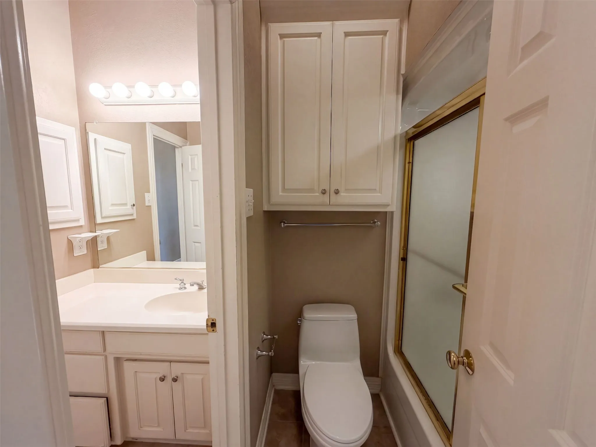 Single Family Residence For Sale in Ellis County , 619 Edgewood Lane, Ovilla, Texas 75154, 5 Bedroom, 4 Bathroom, 3 Garage spaces, 4,225 Sqft, built in 1997, mls#21395966, Real Estate Agent in Ovilla, Homes For Sale in Ellis county, Homes For Sale in Ovilla, Realtor in Ovilla Texas, Real Estate Brokerage Independent Realty Texas, Luminita Cordes Realtor