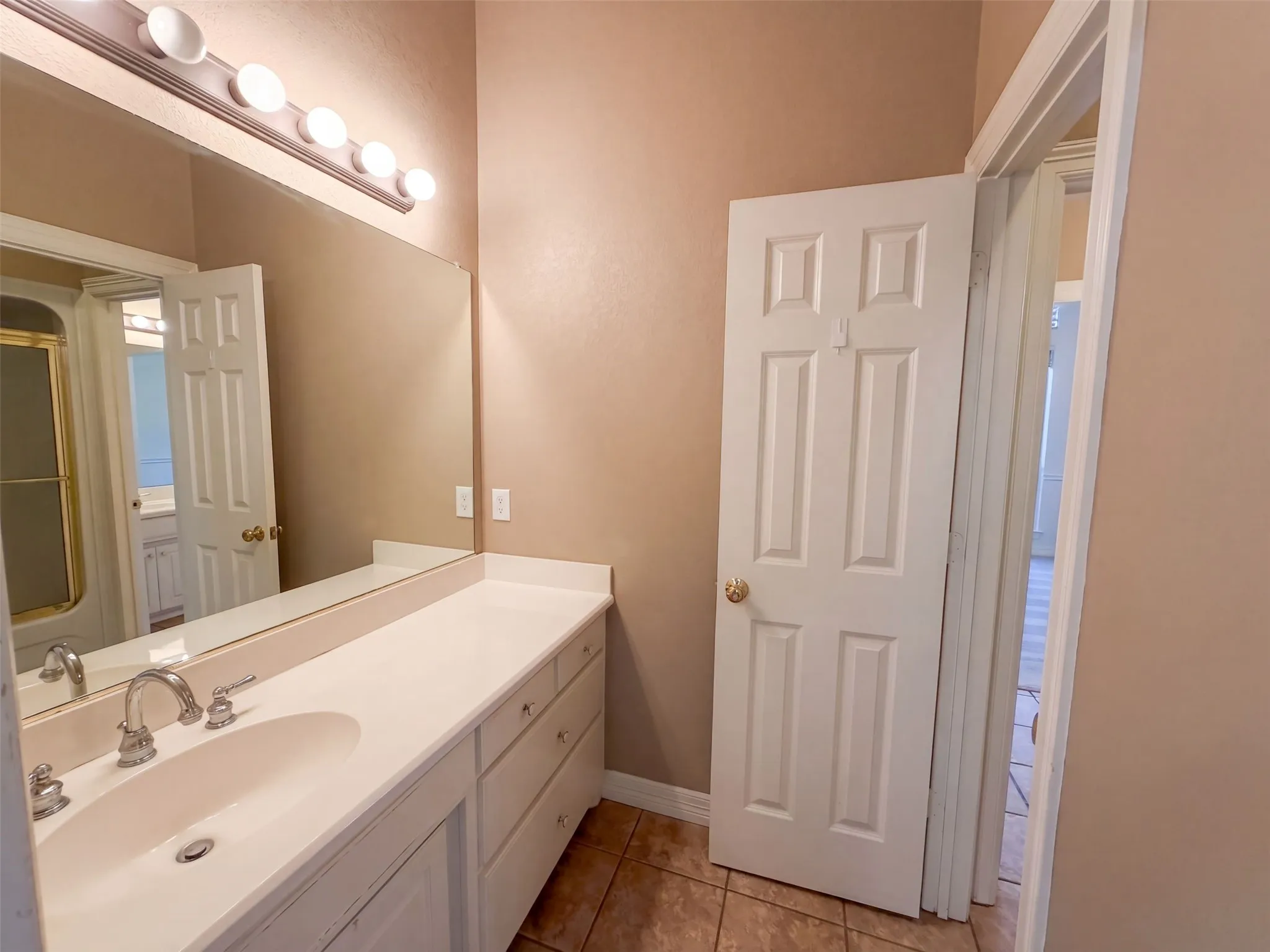 Single Family Residence For Sale in Ellis County , 619 Edgewood Lane, Ovilla, Texas 75154, 5 Bedroom, 4 Bathroom, 3 Garage spaces, 4,225 Sqft, built in 1997, mls#21395966, Real Estate Agent in Ovilla, Homes For Sale in Ellis county, Homes For Sale in Ovilla, Realtor in Ovilla Texas, Real Estate Brokerage Independent Realty Texas, Luminita Cordes Realtor