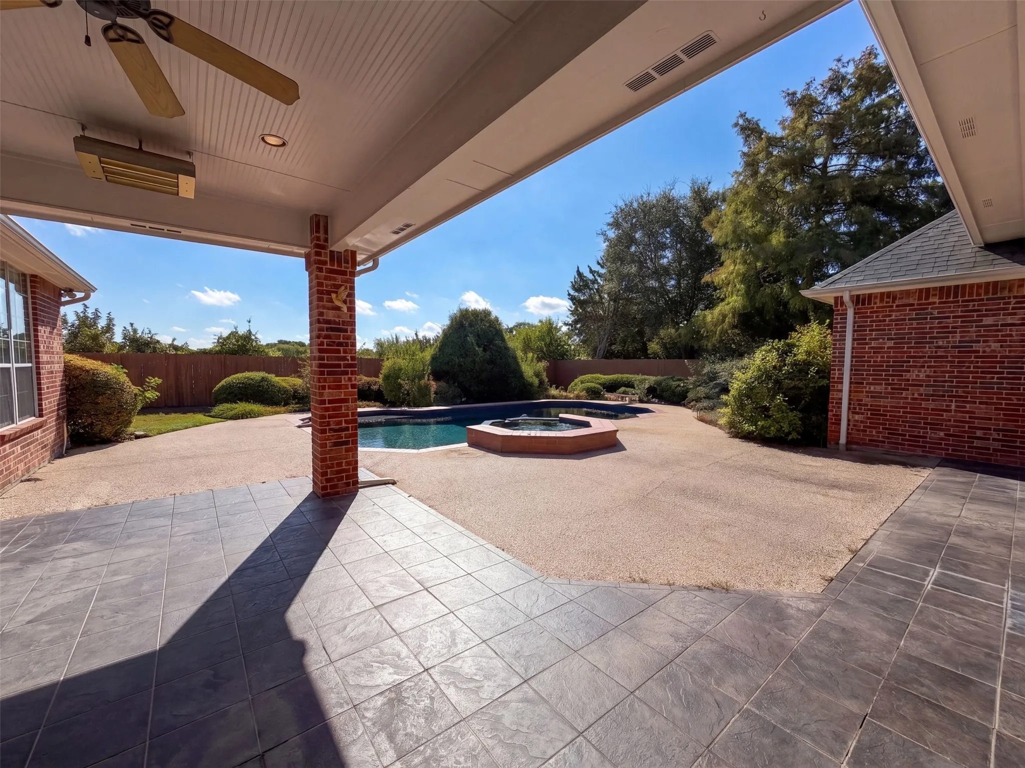 Single Family Residence For Sale in Ellis County , 619 Edgewood Lane, Ovilla, Texas 75154, 5 Bedroom, 4 Bathroom, 3 Garage spaces, 4,225 Sqft, built in 1997, mls#21395966, Real Estate Agent in Ovilla, Homes For Sale in Ellis county, Homes For Sale in Ovilla, Realtor in Ovilla Texas, Real Estate Brokerage Independent Realty Texas, Luminita Cordes Realtor