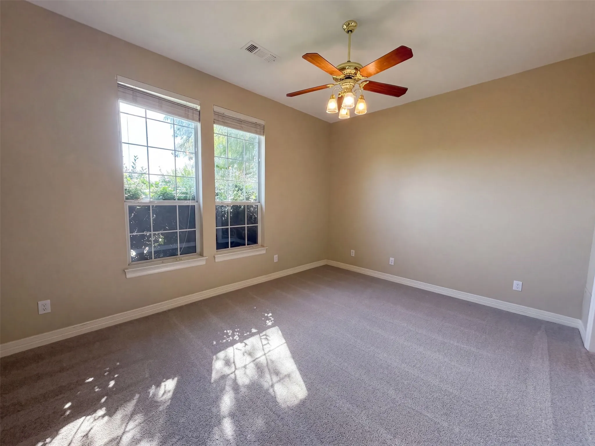 Single Family Residence For Sale in Ellis County , 619 Edgewood Lane, Ovilla, Texas 75154, 5 Bedroom, 4 Bathroom, 3 Garage spaces, 4,225 Sqft, built in 1997, mls#21395966, Real Estate Agent in Ovilla, Homes For Sale in Ellis county, Homes For Sale in Ovilla, Realtor in Ovilla Texas, Real Estate Brokerage Independent Realty Texas, Luminita Cordes Realtor