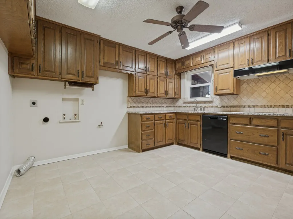Single Family Residence For Sale in Tarrant County , 5020 Susan Lee Lane, North Richland Hills, Texas 76180, 3 Bedroom, 2 Bathroom, 2 Garage spaces, 1,449 Sqft, built in 1958, mls#21391906, Real Estate Agent in North Richland Hills, Homes For Sale in Tarrant county, Homes For Sale in North Richland Hills, Realtor in North Richland Hills Texas, Real Estate Brokerage Independent Realty Texas, Luminita Cordes Realtor
