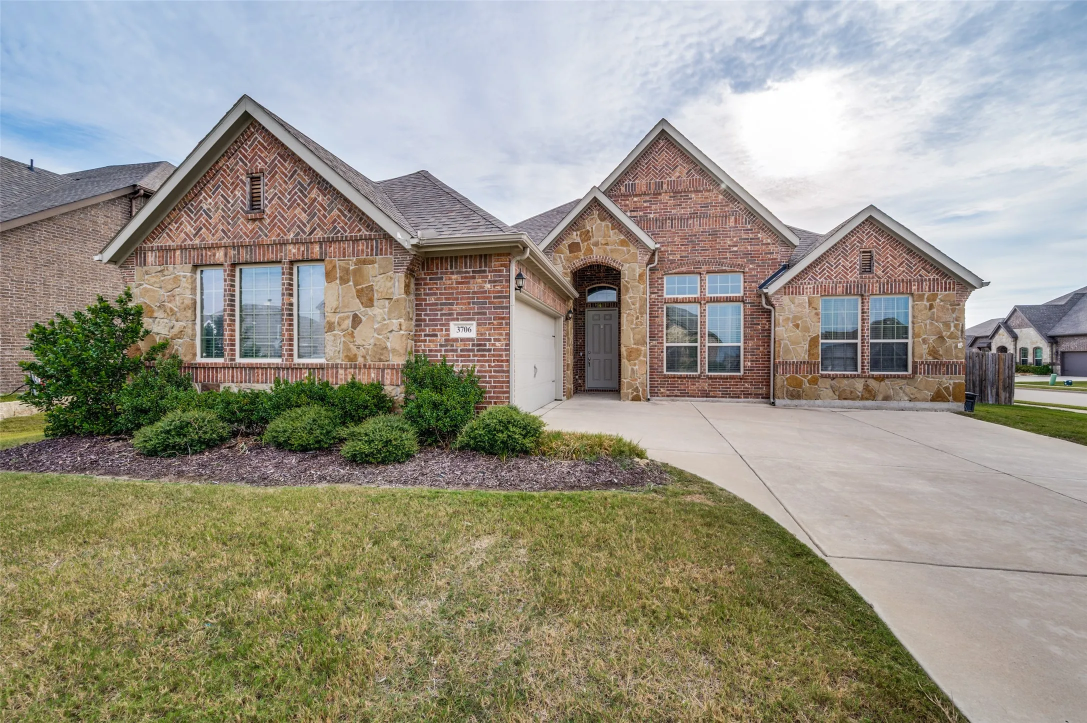 Single Family Residence For Sale in Denton County , 3706 Ranchers Ridge, Krum, Texas 76249, 3 Bedroom, 2 Bathroom, 2 Garage spaces, 2,181 Sqft, built in 2019, mls#21393098, Real Estate Agent in Krum, Homes For Sale in Denton county, Homes For Sale in Krum, Realtor in Krum Texas, Real Estate Brokerage Independent Realty Texas, Luminita Cordes Realtor