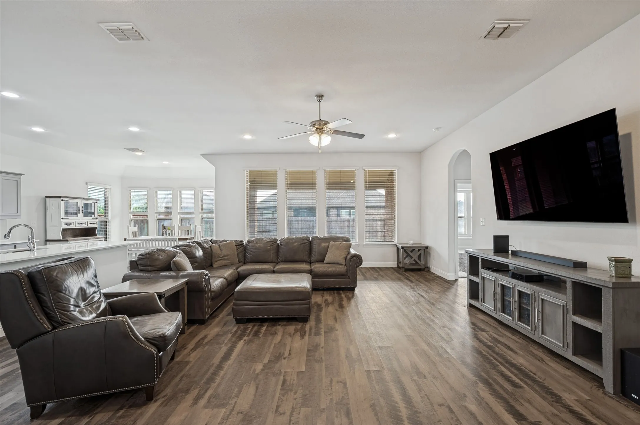 Single Family Residence For Sale in Denton County , 3706 Ranchers Ridge, Krum, Texas 76249, 3 Bedroom, 2 Bathroom, 2 Garage spaces, 2,181 Sqft, built in 2019, mls#21393098, Real Estate Agent in Krum, Homes For Sale in Denton county, Homes For Sale in Krum, Realtor in Krum Texas, Real Estate Brokerage Independent Realty Texas, Luminita Cordes Realtor