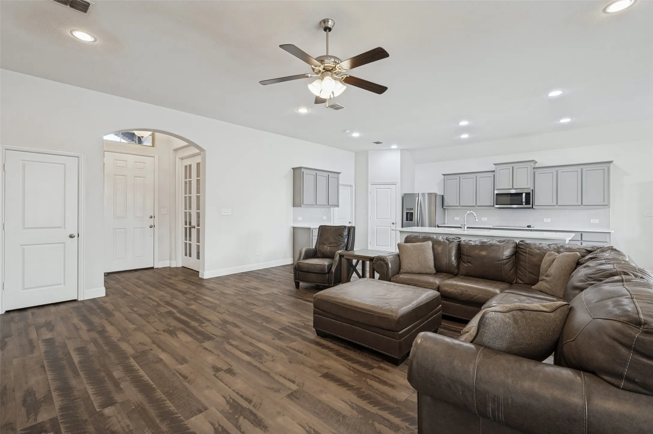 Single Family Residence For Sale in Denton County , 3706 Ranchers Ridge, Krum, Texas 76249, 3 Bedroom, 2 Bathroom, 2 Garage spaces, 2,181 Sqft, built in 2019, mls#21393098, Real Estate Agent in Krum, Homes For Sale in Denton county, Homes For Sale in Krum, Realtor in Krum Texas, Real Estate Brokerage Independent Realty Texas, Luminita Cordes Realtor