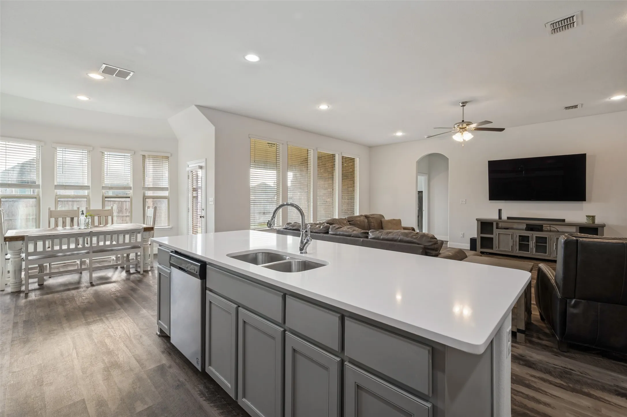 Single Family Residence For Sale in Denton County , 3706 Ranchers Ridge, Krum, Texas 76249, 3 Bedroom, 2 Bathroom, 2 Garage spaces, 2,181 Sqft, built in 2019, mls#21393098, Real Estate Agent in Krum, Homes For Sale in Denton county, Homes For Sale in Krum, Realtor in Krum Texas, Real Estate Brokerage Independent Realty Texas, Luminita Cordes Realtor