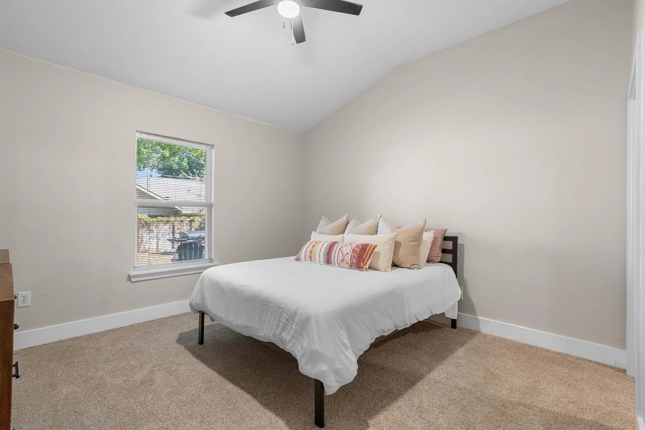 Single Family Residence For Sale in Dallas County , 805 NW 14th Street, Grand Prairie, Texas 75050, 4 Bedroom, 3 Bathroom, 1 Garage spaces, 2,404 Sqft, built in 1956, mls#21395112, Real Estate Agent in Grand Prairie, Homes For Sale in Dallas county, Homes For Sale in Grand Prairie, Realtor in Grand Prairie Texas, Real Estate Brokerage Independent Realty Texas, Luminita Cordes Realtor