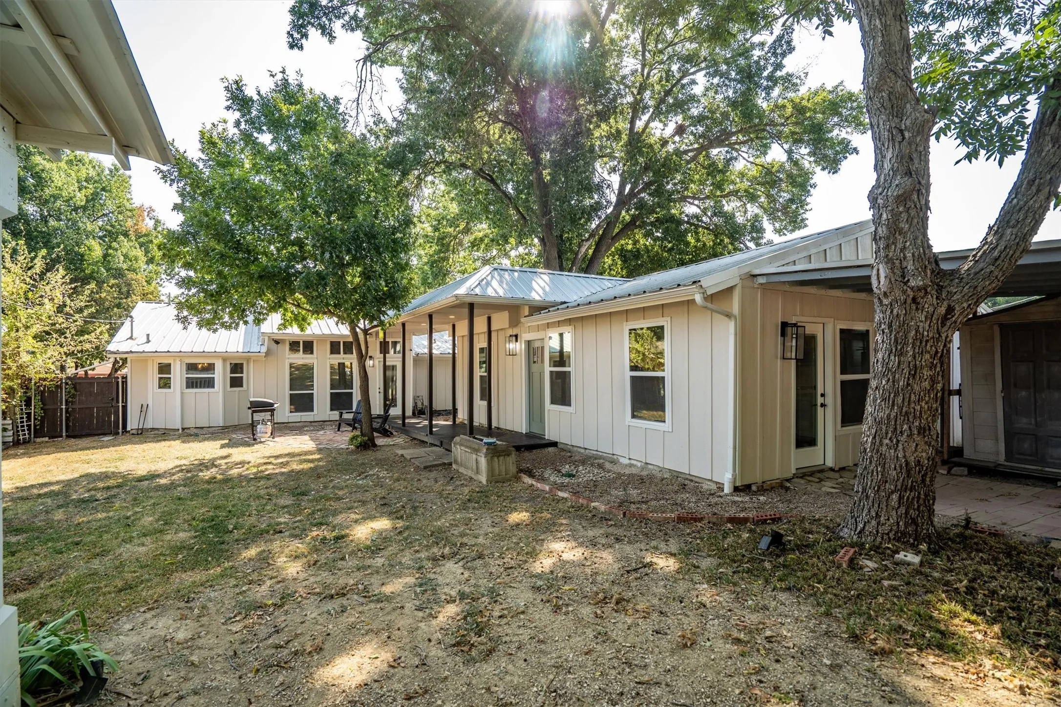 Single Family Residence For Sale in Dallas County , 805 NW 14th Street, Grand Prairie, Texas 75050, 4 Bedroom, 3 Bathroom, 1 Garage spaces, 2,404 Sqft, built in 1956, mls#21395112, Real Estate Agent in Grand Prairie, Homes For Sale in Dallas county, Homes For Sale in Grand Prairie, Realtor in Grand Prairie Texas, Real Estate Brokerage Independent Realty Texas, Luminita Cordes Realtor