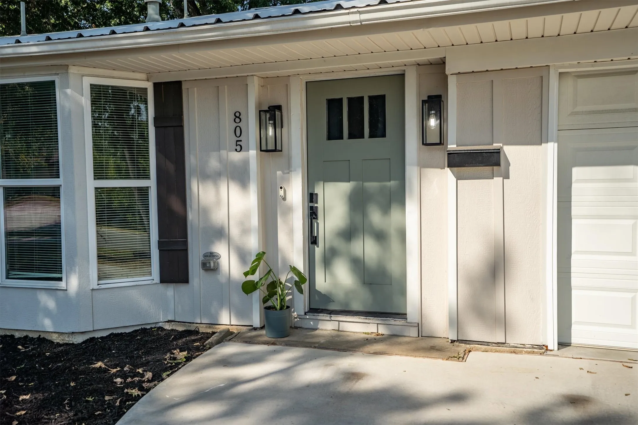 Single Family Residence For Sale in Dallas County , 805 NW 14th Street, Grand Prairie, Texas 75050, 4 Bedroom, 3 Bathroom, 1 Garage spaces, 2,404 Sqft, built in 1956, mls#21395112, Real Estate Agent in Grand Prairie, Homes For Sale in Dallas county, Homes For Sale in Grand Prairie, Realtor in Grand Prairie Texas, Real Estate Brokerage Independent Realty Texas, Luminita Cordes Realtor