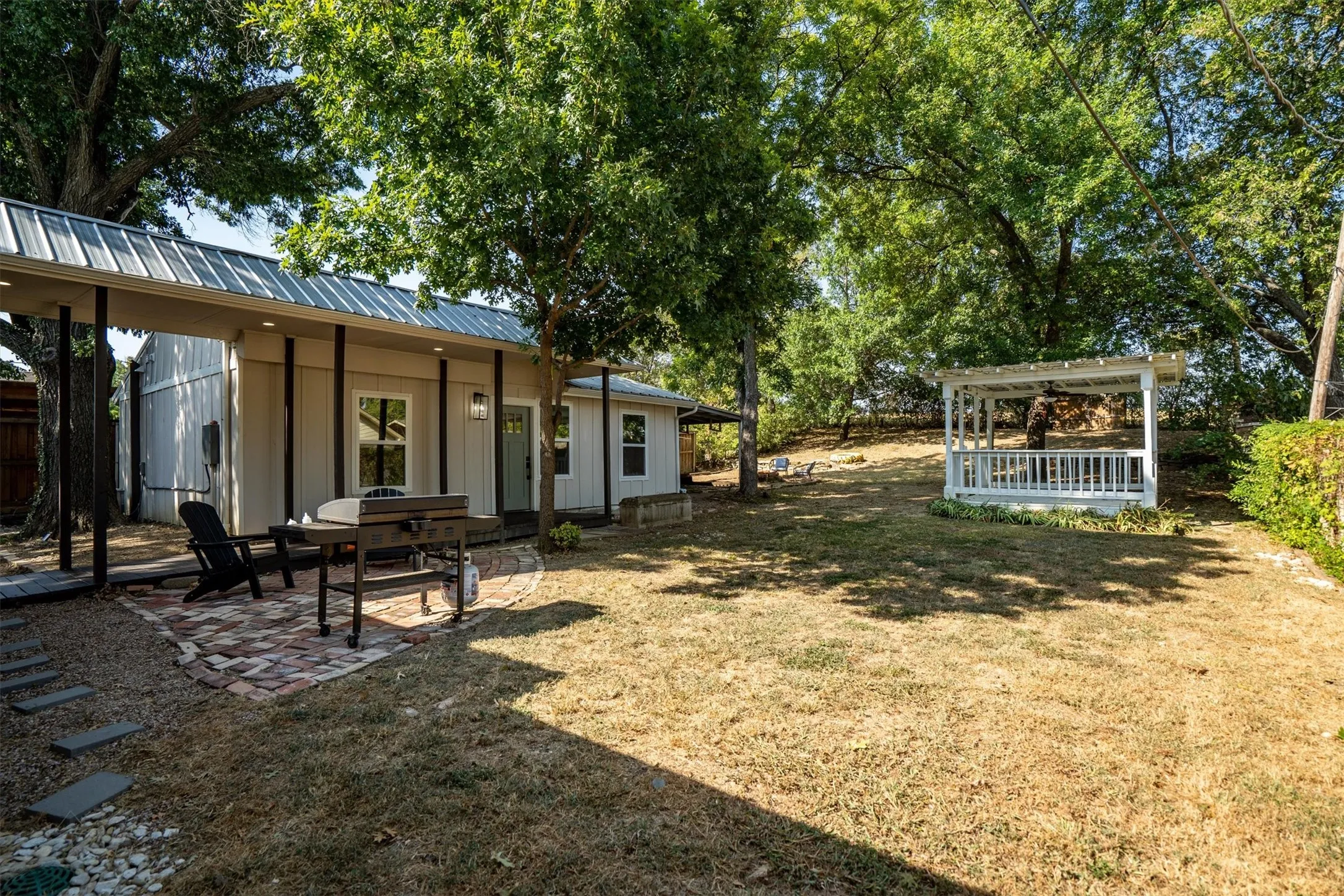 Single Family Residence For Sale in Dallas County , 805 NW 14th Street, Grand Prairie, Texas 75050, 4 Bedroom, 3 Bathroom, 1 Garage spaces, 2,404 Sqft, built in 1956, mls#21395112, Real Estate Agent in Grand Prairie, Homes For Sale in Dallas county, Homes For Sale in Grand Prairie, Realtor in Grand Prairie Texas, Real Estate Brokerage Independent Realty Texas, Luminita Cordes Realtor