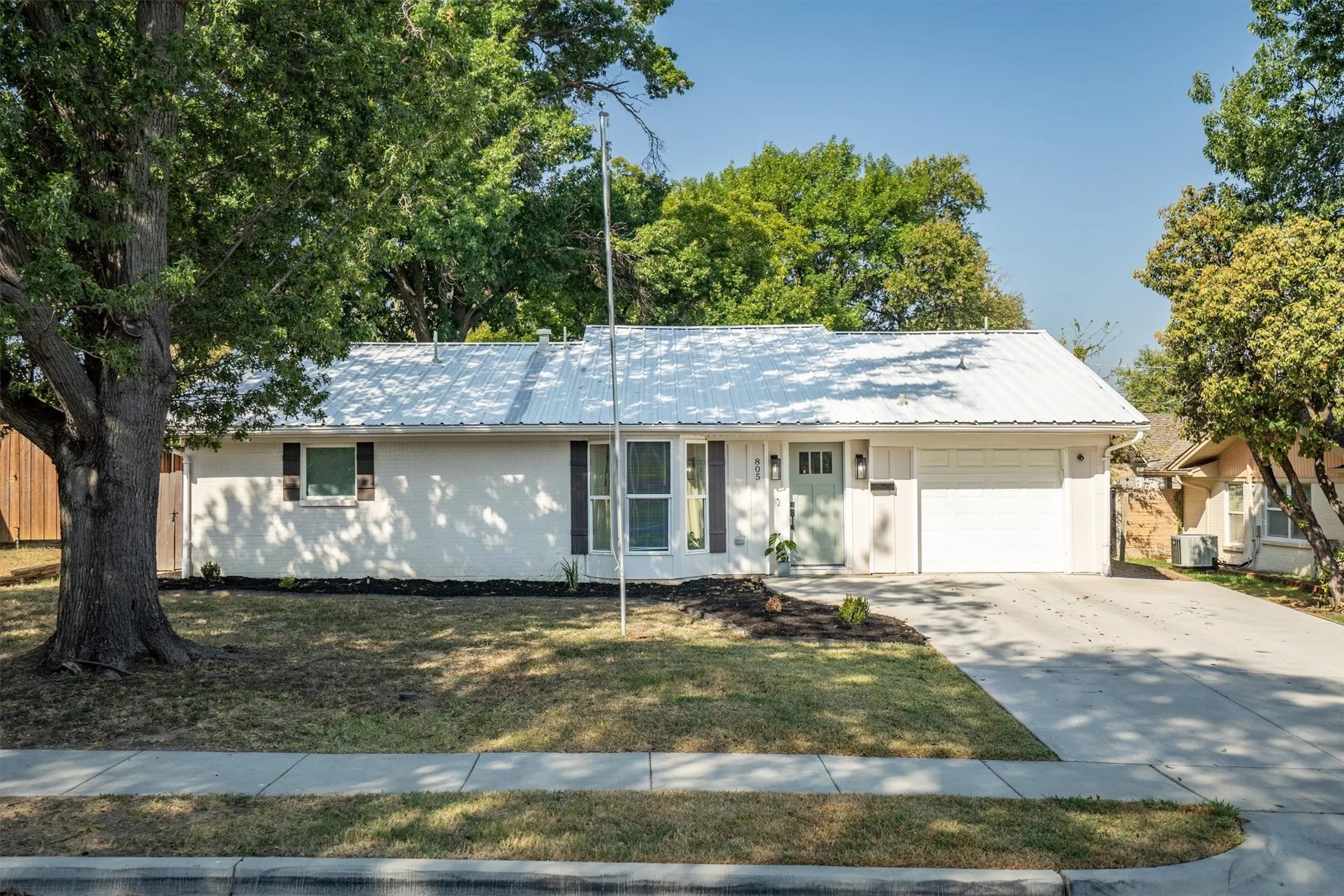 Single Family Residence For Sale in Dallas County , 805 NW 14th Street, Grand Prairie, Texas 75050, 4 Bedroom, 3 Bathroom, 1 Garage spaces, 2,404 Sqft, built in 1956, mls#21395112, Real Estate Agent in Grand Prairie, Homes For Sale in Dallas county, Homes For Sale in Grand Prairie, Realtor in Grand Prairie Texas, Real Estate Brokerage Independent Realty Texas, Luminita Cordes Realtor