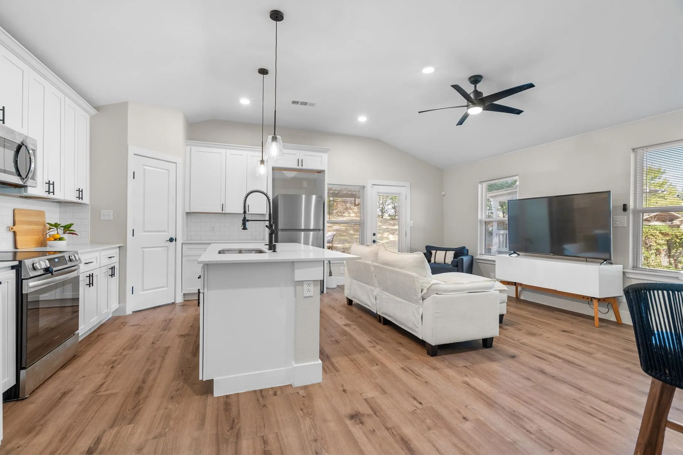 Single Family Residence For Sale in Dallas County , 805 NW 14th Street, Grand Prairie, Texas 75050, 4 Bedroom, 3 Bathroom, 1 Garage spaces, 2,404 Sqft, built in 1956, mls#21395112, Real Estate Agent in Grand Prairie, Homes For Sale in Dallas county, Homes For Sale in Grand Prairie, Realtor in Grand Prairie Texas, Real Estate Brokerage Independent Realty Texas, Luminita Cordes Realtor