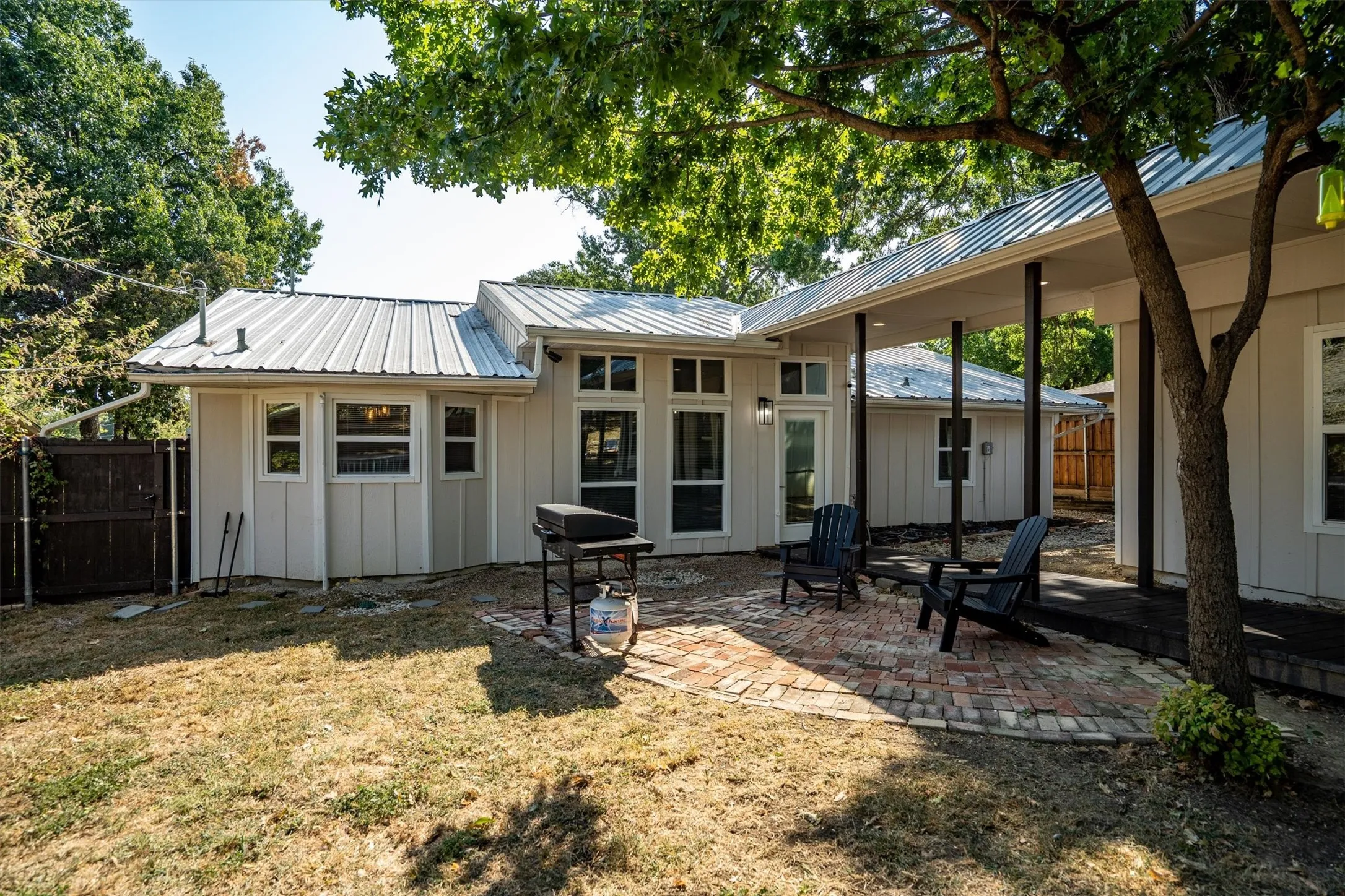 Single Family Residence For Sale in Dallas County , 805 NW 14th Street, Grand Prairie, Texas 75050, 4 Bedroom, 3 Bathroom, 1 Garage spaces, 2,404 Sqft, built in 1956, mls#21395112, Real Estate Agent in Grand Prairie, Homes For Sale in Dallas county, Homes For Sale in Grand Prairie, Realtor in Grand Prairie Texas, Real Estate Brokerage Independent Realty Texas, Luminita Cordes Realtor