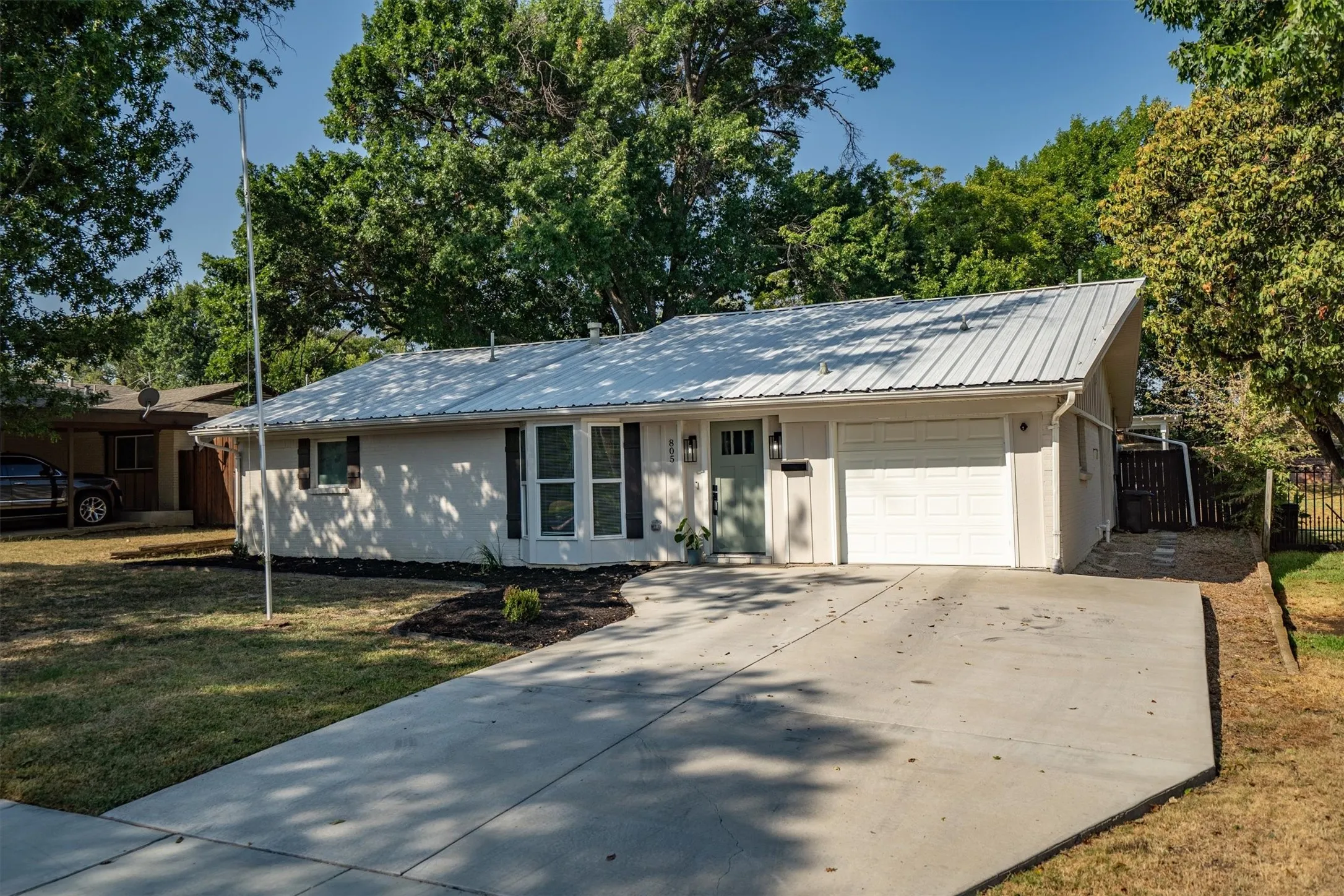 Single Family Residence For Sale in Dallas County , 805 NW 14th Street, Grand Prairie, Texas 75050, 4 Bedroom, 3 Bathroom, 1 Garage spaces, 2,404 Sqft, built in 1956, mls#21395112, Real Estate Agent in Grand Prairie, Homes For Sale in Dallas county, Homes For Sale in Grand Prairie, Realtor in Grand Prairie Texas, Real Estate Brokerage Independent Realty Texas, Luminita Cordes Realtor