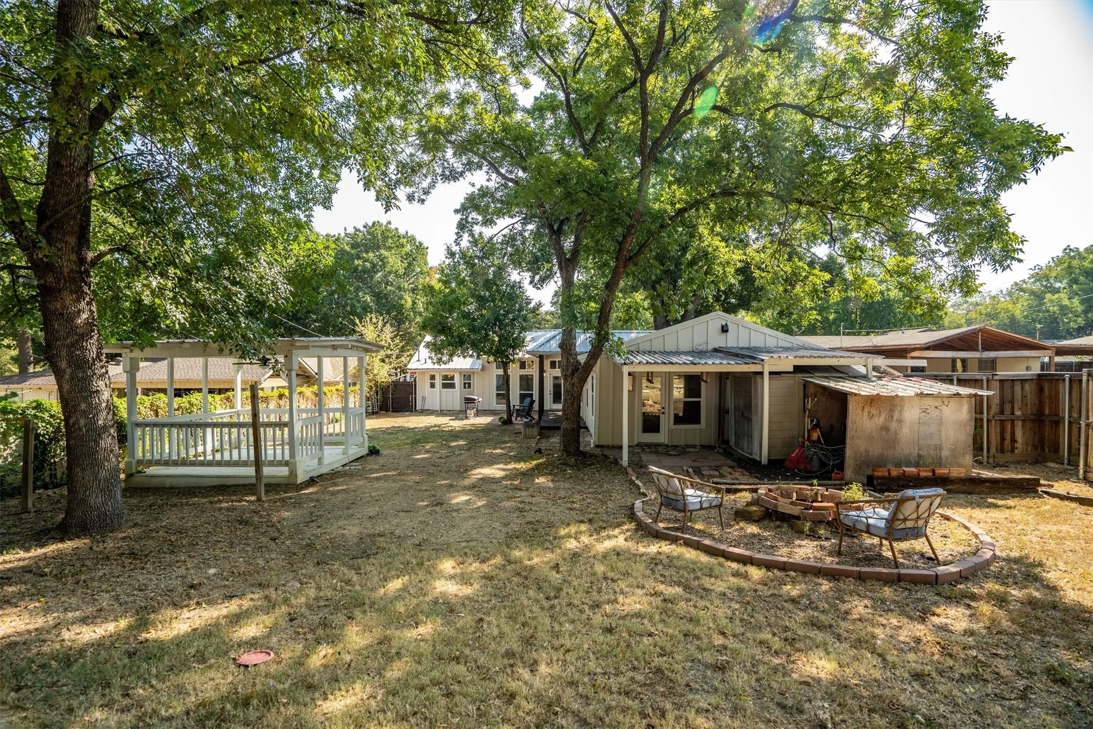 Single Family Residence For Sale in Dallas County , 805 NW 14th Street, Grand Prairie, Texas 75050, 4 Bedroom, 3 Bathroom, 1 Garage spaces, 2,404 Sqft, built in 1956, mls#21395112, Real Estate Agent in Grand Prairie, Homes For Sale in Dallas county, Homes For Sale in Grand Prairie, Realtor in Grand Prairie Texas, Real Estate Brokerage Independent Realty Texas, Luminita Cordes Realtor