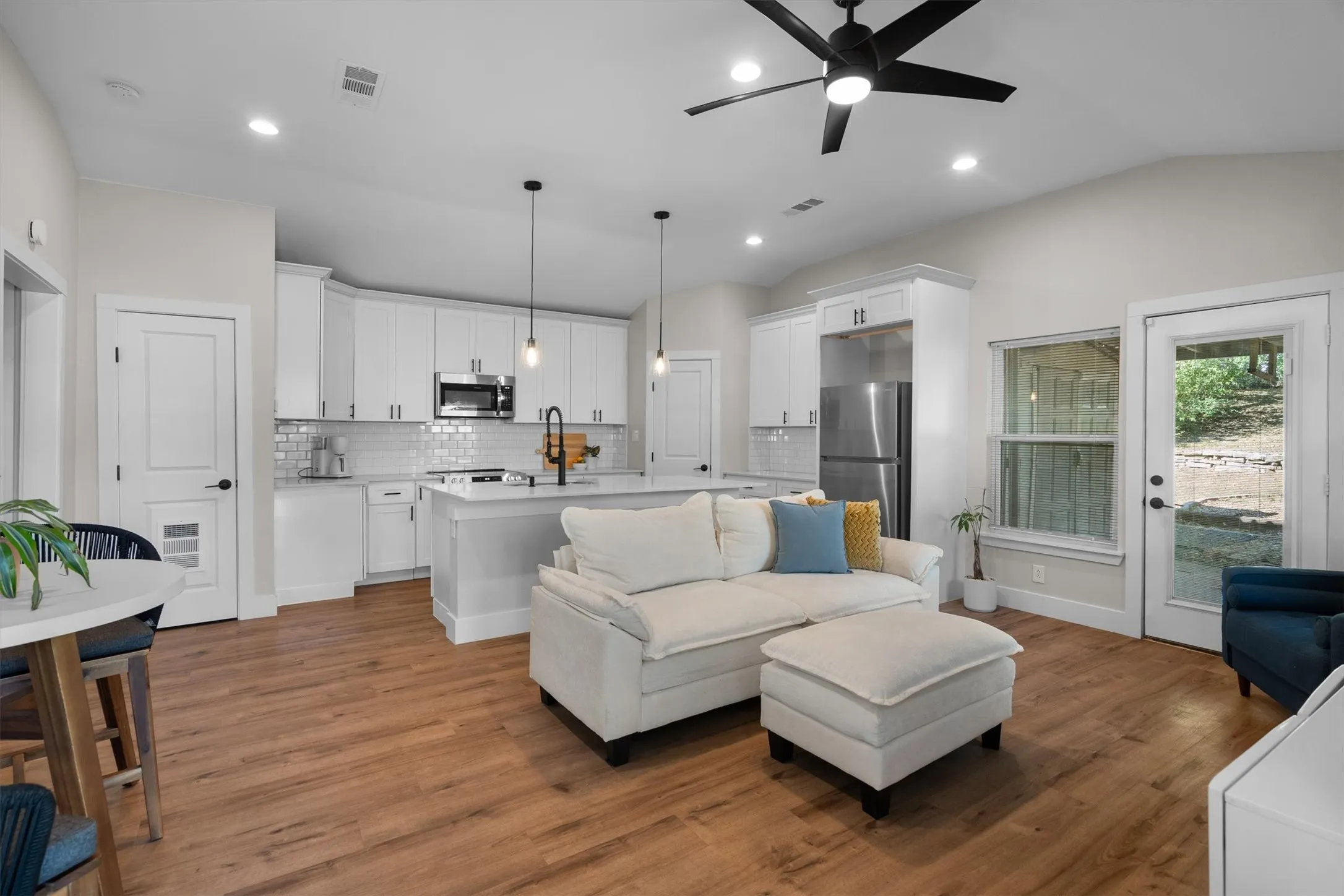 Single Family Residence For Sale in Dallas County , 805 NW 14th Street, Grand Prairie, Texas 75050, 4 Bedroom, 3 Bathroom, 1 Garage spaces, 2,404 Sqft, built in 1956, mls#21395112, Real Estate Agent in Grand Prairie, Homes For Sale in Dallas county, Homes For Sale in Grand Prairie, Realtor in Grand Prairie Texas, Real Estate Brokerage Independent Realty Texas, Luminita Cordes Realtor