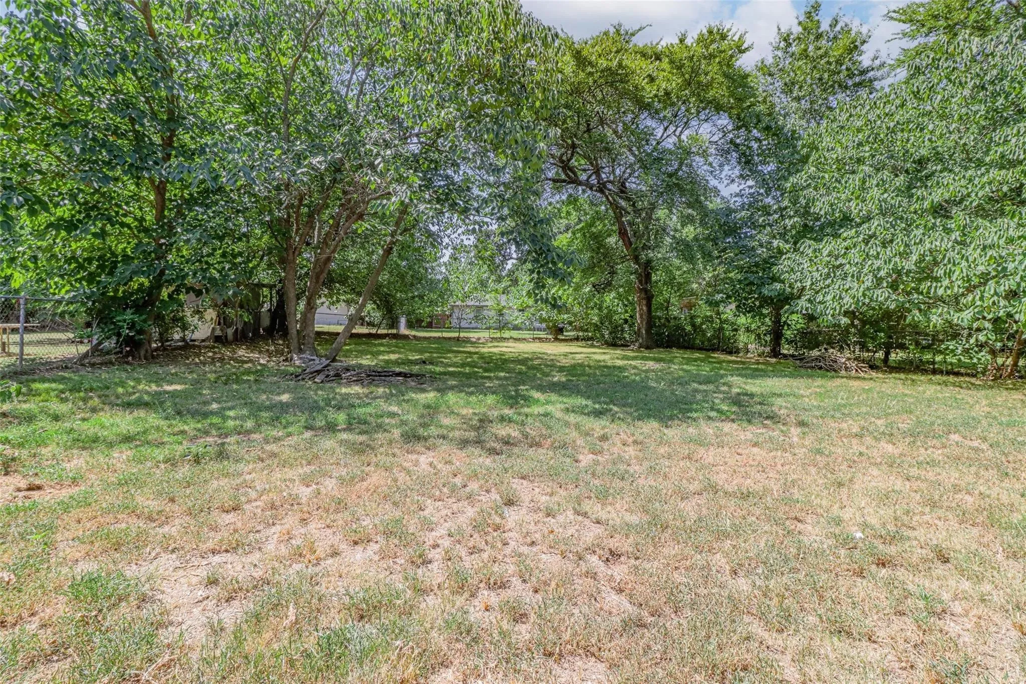 Single Family Residence For Sale in Grayson County , 2622 W Johnson Street, Denison, Texas 75020, 2 Bedroom, 1 Bathroom, Garage spaces, 899 Sqft, built in 1940, mls#21395974, Real Estate Agent in Denison, Homes For Sale in Grayson county, Homes For Sale in Denison, Realtor in Denison Texas, Real Estate Brokerage Independent Realty Texas, Luminita Cordes Realtor