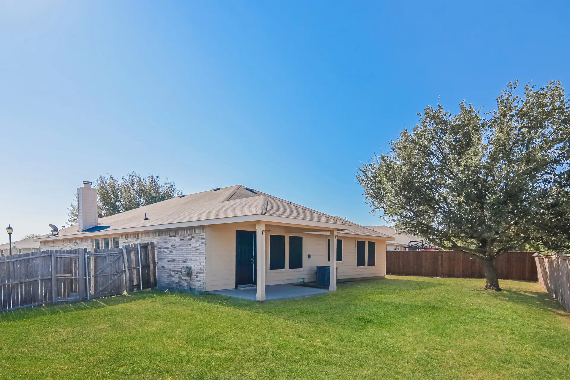 Single Family Residence For Rent in Collin County , 802 Hawthorne Road, Anna, Texas 75409, 4 Bedroom, 2 Bathroom, 2 Garage spaces, 1,898 Sqft, built in 2005, mls#21395976, Real Estate Agent in Anna, Homes For Rent in Collin county, Homes For Rent in Anna, Realtor in Anna Texas, Real Estate Brokerage Independent Realty Texas, Luminita Cordes Realtor