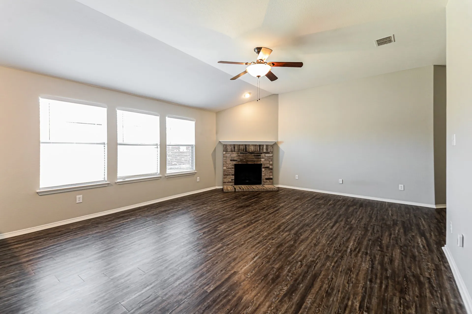 Single Family Residence For Rent in Collin County , 802 Hawthorne Road, Anna, Texas 75409, 4 Bedroom, 2 Bathroom, 2 Garage spaces, 1,898 Sqft, built in 2005, mls#21395976, Real Estate Agent in Anna, Homes For Rent in Collin county, Homes For Rent in Anna, Realtor in Anna Texas, Real Estate Brokerage Independent Realty Texas, Luminita Cordes Realtor