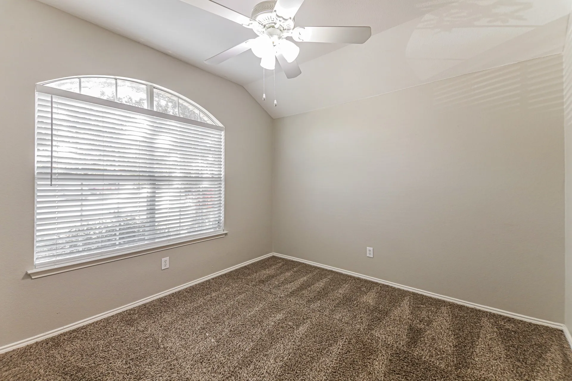 Single Family Residence For Rent in Collin County , 802 Hawthorne Road, Anna, Texas 75409, 4 Bedroom, 2 Bathroom, 2 Garage spaces, 1,898 Sqft, built in 2005, mls#21395976, Real Estate Agent in Anna, Homes For Rent in Collin county, Homes For Rent in Anna, Realtor in Anna Texas, Real Estate Brokerage Independent Realty Texas, Luminita Cordes Realtor