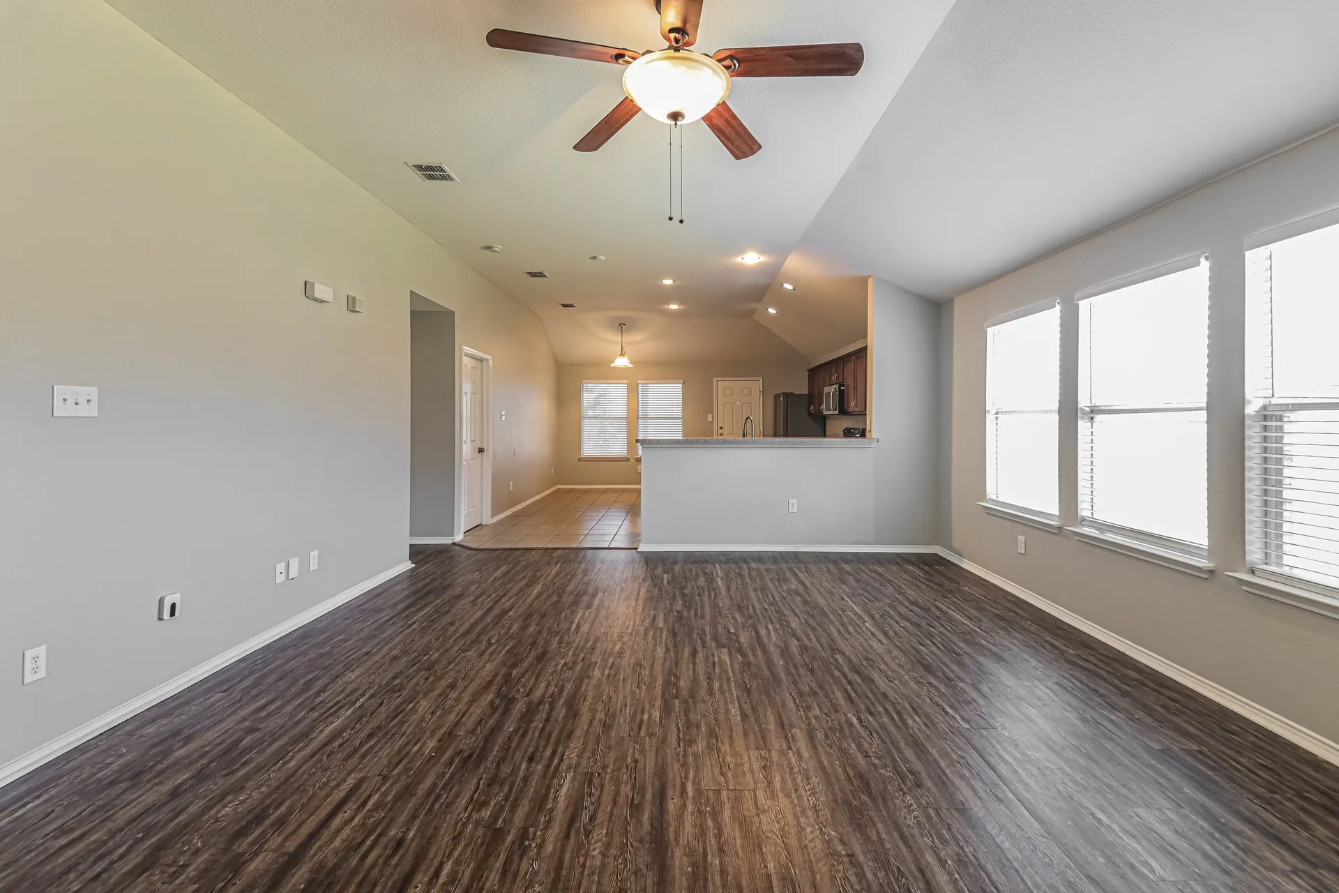 Single Family Residence For Rent in Collin County , 802 Hawthorne Road, Anna, Texas 75409, 4 Bedroom, 2 Bathroom, 2 Garage spaces, 1,898 Sqft, built in 2005, mls#21395976, Real Estate Agent in Anna, Homes For Rent in Collin county, Homes For Rent in Anna, Realtor in Anna Texas, Real Estate Brokerage Independent Realty Texas, Luminita Cordes Realtor
