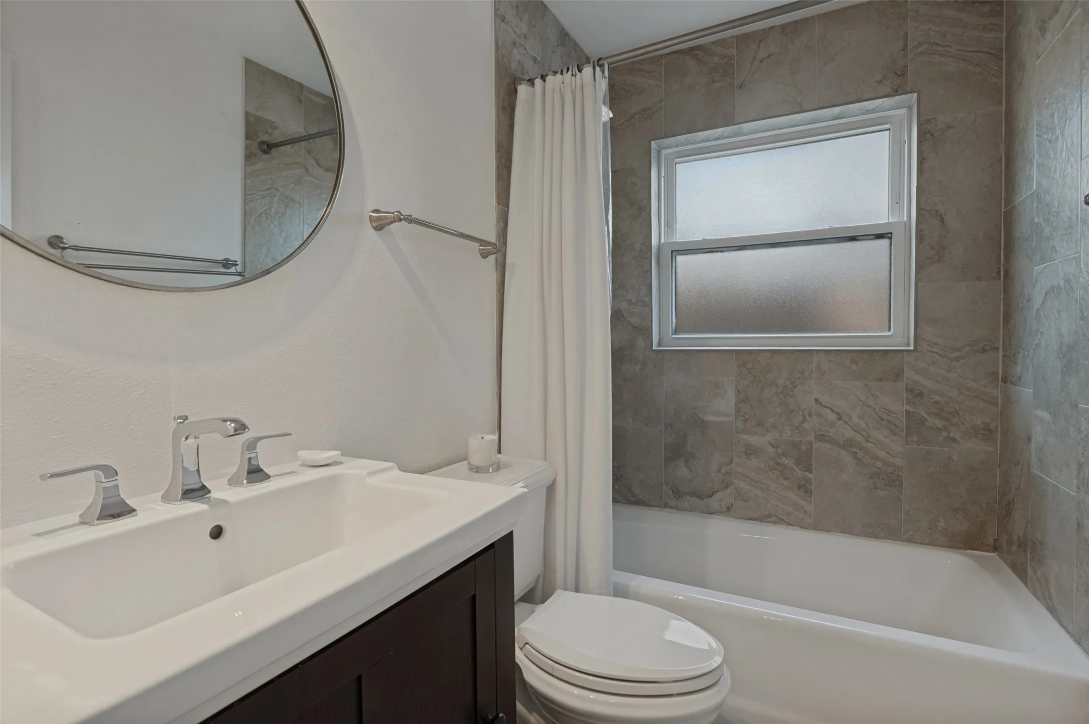 3811 Eaton - Tom Hughes Team - Bathroom