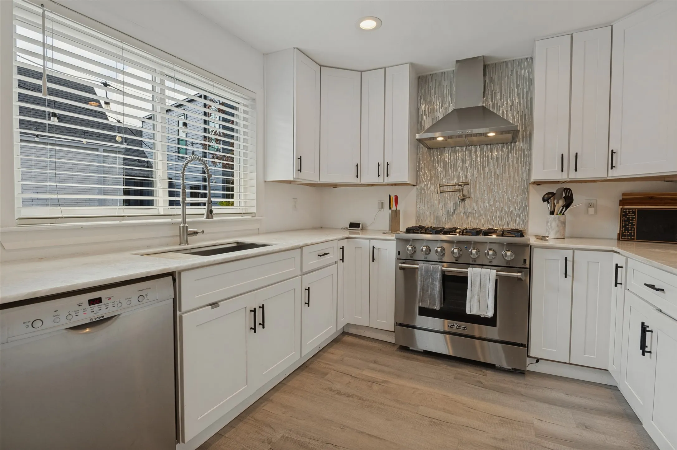 3811 Eaton - Tom Hughes Team - Kitchen