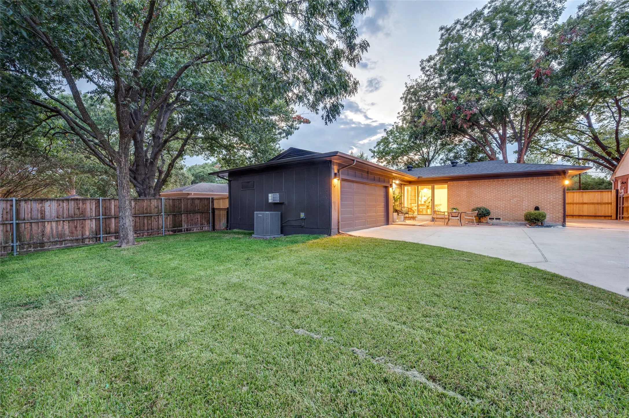 Single Family Residence For Sale in Dallas County , 6656 Santa Anita Drive, Dallas, Texas 75214, 4 Bedroom, 3 Bathroom, Garage spaces, 2,042 Sqft, built in 1959, mls#21393419, Real Estate Agent in Dallas, Homes For Sale in Dallas county, Homes For Sale in Dallas, Realtor in Dallas Texas, Real Estate Brokerage Independent Realty Texas, Luminita Cordes Realtor