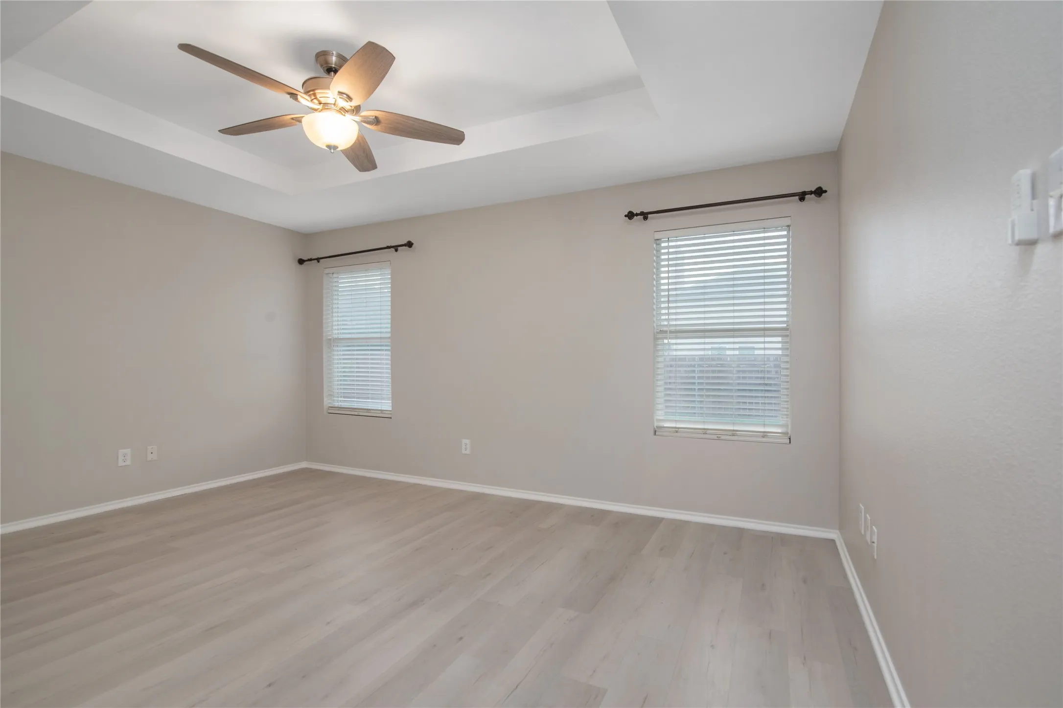 Tray ceiling with a ceiling fan light fixture