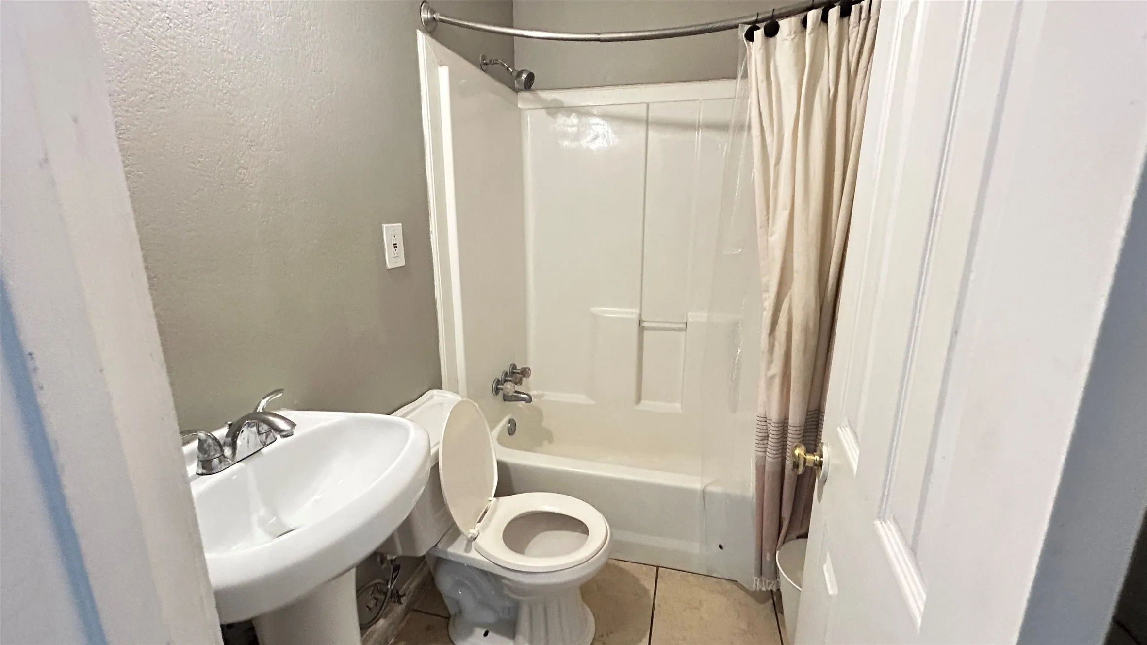 Single Family Residence For Sale in Tarrant County , 3557 Pecos Street, Fort Worth, Texas 76119, 3 Bedroom, 1 Bathroom, Garage spaces, 942 Sqft, built in 1950, mls#21395962, Real Estate Agent in Fort Worth, Homes For Sale in Tarrant county, Homes For Sale in Fort Worth, Realtor in Fort Worth Texas, Real Estate Brokerage Independent Realty Texas, Luminita Cordes Realtor