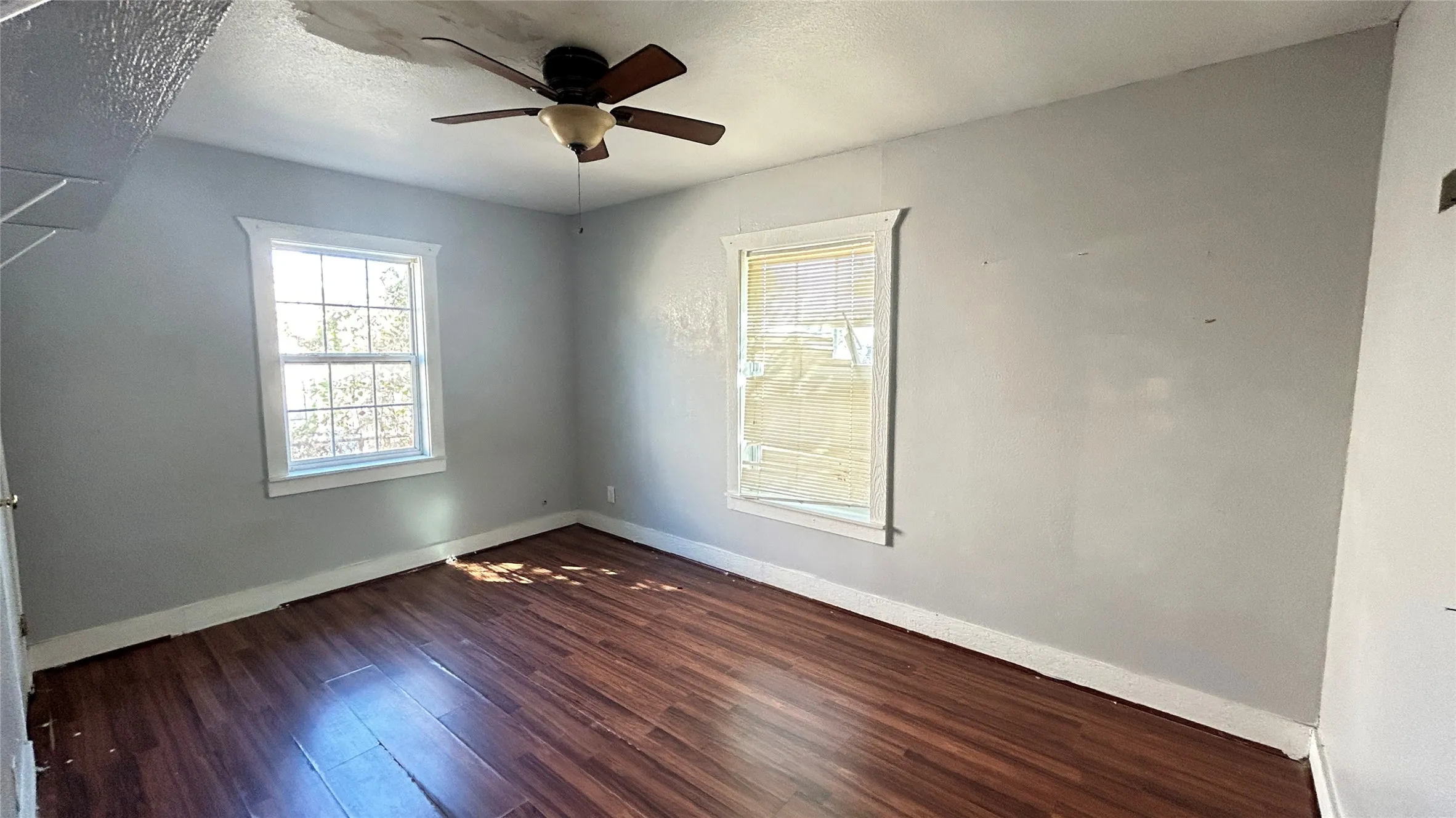 Single Family Residence For Sale in Tarrant County , 3557 Pecos Street, Fort Worth, Texas 76119, 3 Bedroom, 1 Bathroom, Garage spaces, 942 Sqft, built in 1950, mls#21395962, Real Estate Agent in Fort Worth, Homes For Sale in Tarrant county, Homes For Sale in Fort Worth, Realtor in Fort Worth Texas, Real Estate Brokerage Independent Realty Texas, Luminita Cordes Realtor