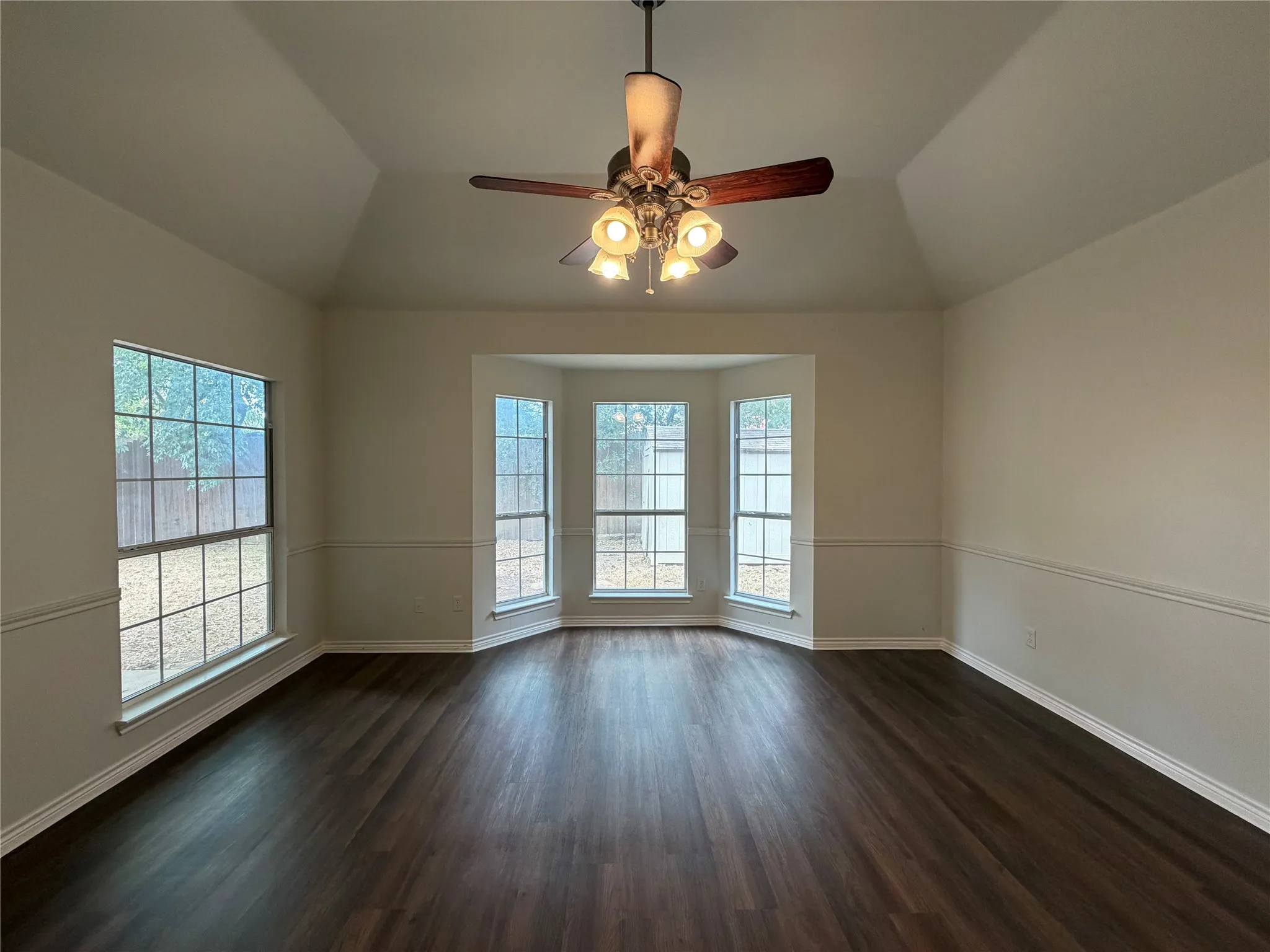Single Family Residence For Sale in Tarrant County , 5821 Starboardway Drive, Fort Worth, Texas 76135, 5 Bedroom, 3 Bathroom, 2 Garage spaces, 2,651 Sqft, built in 2002, mls#21395985, Real Estate Agent in Fort Worth, Homes For Sale in Tarrant county, Homes For Sale in Fort Worth, Realtor in Fort Worth Texas, Real Estate Brokerage Independent Realty Texas, Luminita Cordes Realtor