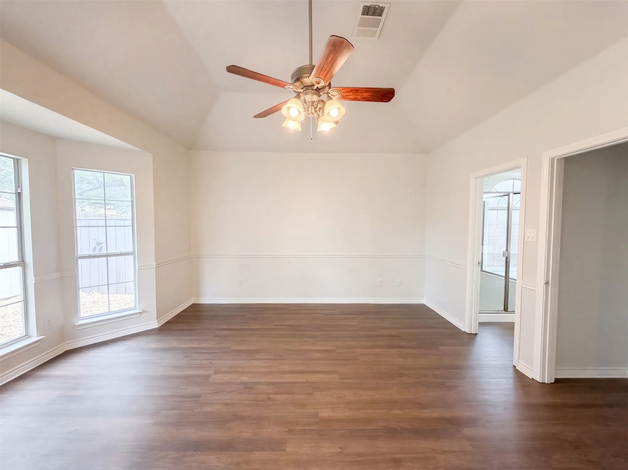 Single Family Residence For Sale in Tarrant County , 5821 Starboardway Drive, Fort Worth, Texas 76135, 5 Bedroom, 3 Bathroom, 2 Garage spaces, 2,651 Sqft, built in 2002, mls#21395985, Real Estate Agent in Fort Worth, Homes For Sale in Tarrant county, Homes For Sale in Fort Worth, Realtor in Fort Worth Texas, Real Estate Brokerage Independent Realty Texas, Luminita Cordes Realtor