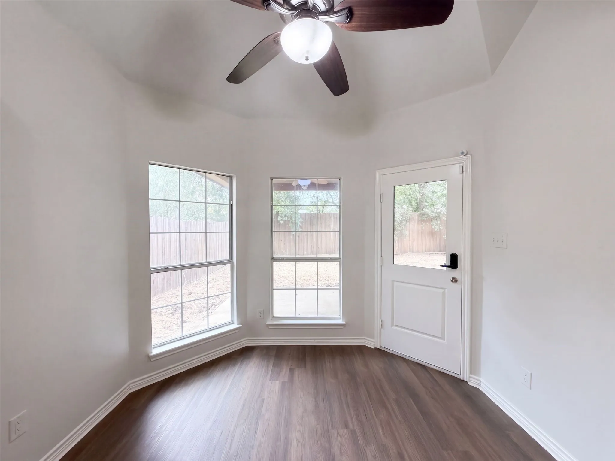 Single Family Residence For Sale in Tarrant County , 5821 Starboardway Drive, Fort Worth, Texas 76135, 5 Bedroom, 3 Bathroom, 2 Garage spaces, 2,651 Sqft, built in 2002, mls#21395985, Real Estate Agent in Fort Worth, Homes For Sale in Tarrant county, Homes For Sale in Fort Worth, Realtor in Fort Worth Texas, Real Estate Brokerage Independent Realty Texas, Luminita Cordes Realtor