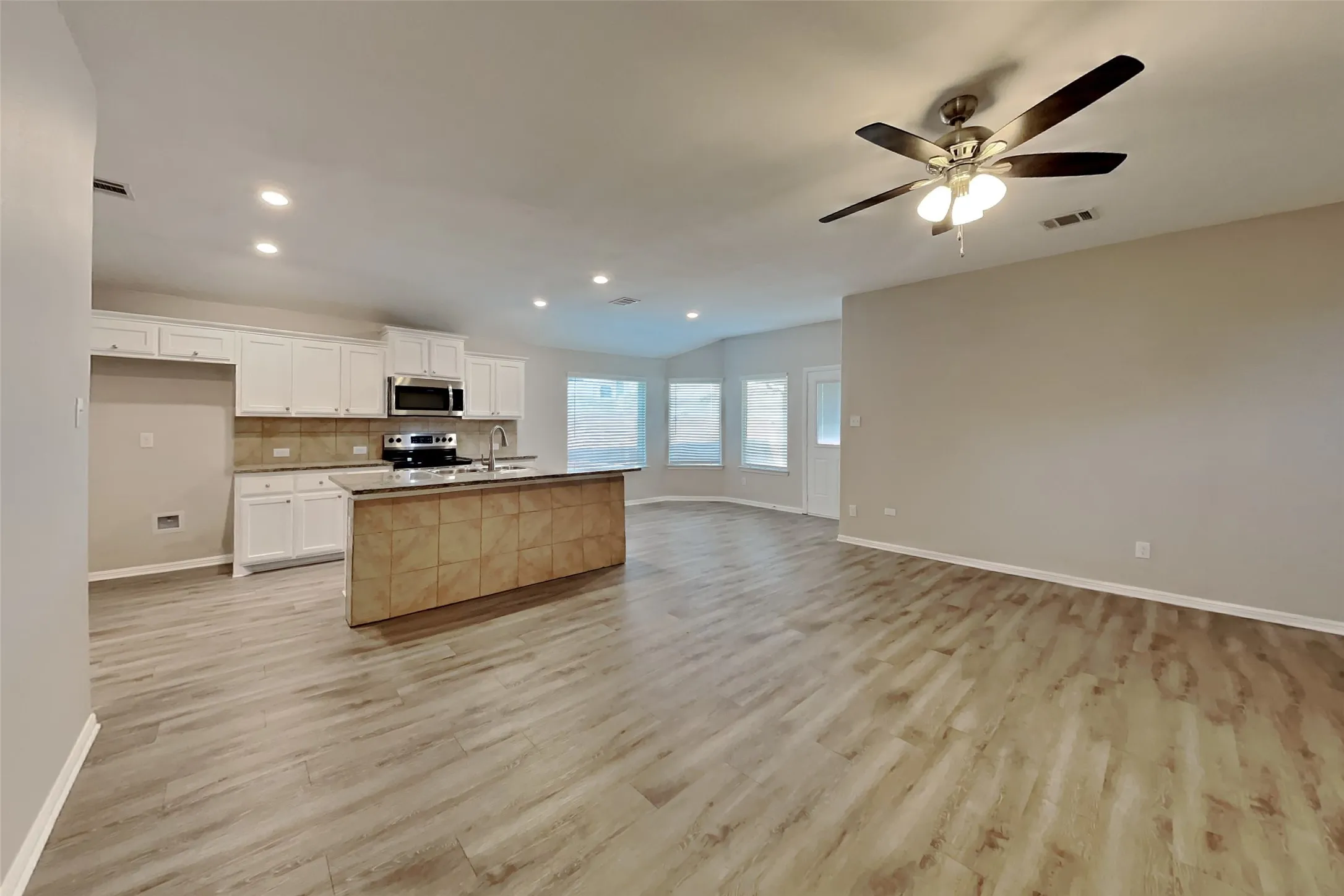 Single Family Residence For Rent in Tarrant County , 9316 Castorian Drive, Fort Worth, Texas 76131, 4 Bedroom, 2 Bathroom, 2 Garage spaces, 1,792 Sqft, built in 2019, mls#21395989, Real Estate Agent in Fort Worth, Homes For Rent in Tarrant county, Homes For Rent in Fort Worth, Realtor in Fort Worth Texas, Real Estate Brokerage Independent Realty Texas, Luminita Cordes Realtor