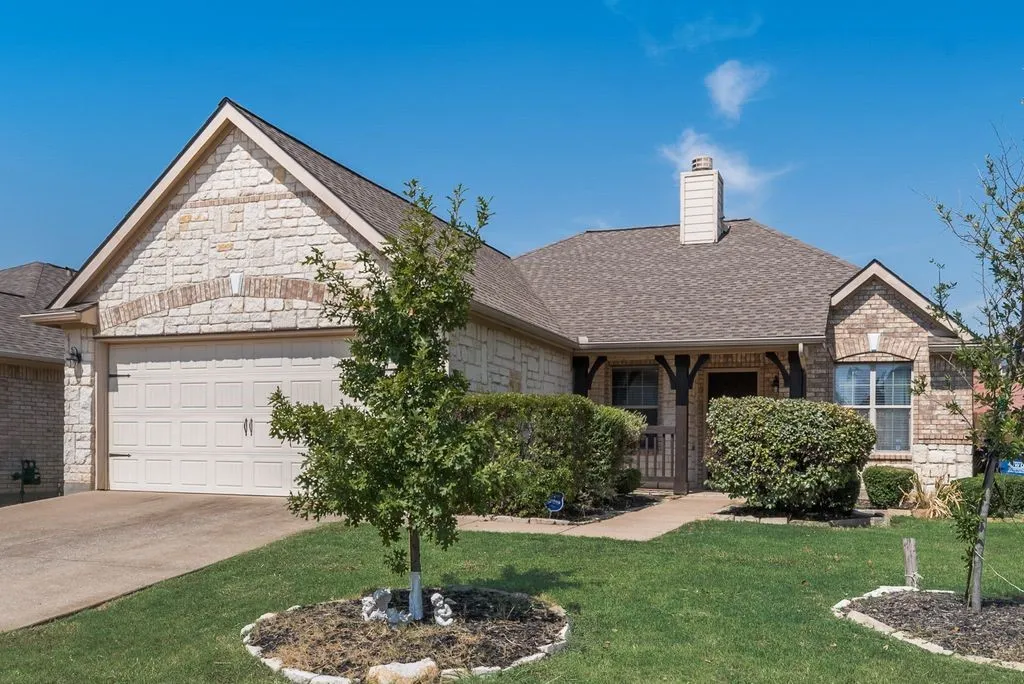 Single Family Residence For Rent in Denton County , 2677 Calmwater Drive, Little Elm, Texas 75068, 3 Bedroom, 2 Bathroom, 2 Garage spaces, 1,571 Sqft, built in 2005, mls#21395955, Real Estate Agent in Little Elm, Homes For Rent in Denton county, Homes For Rent in Little Elm, Realtor in Little Elm Texas, Real Estate Brokerage Independent Realty Texas, Luminita Cordes Realtor
