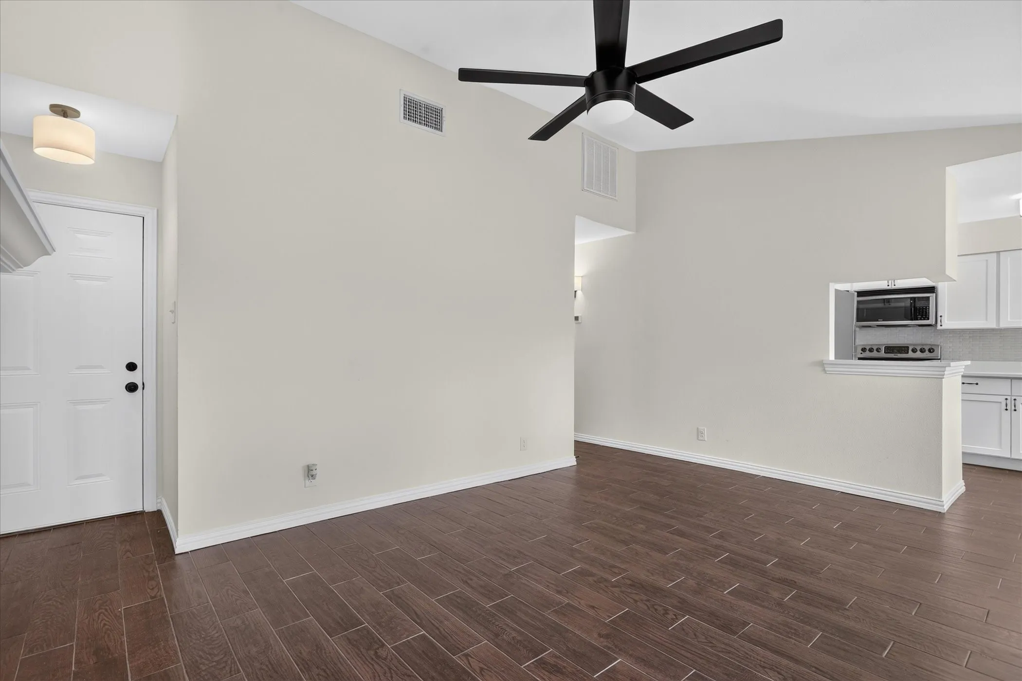 Condominium For Sale in Tarrant County , 1204 Calico Lane 721, Arlington, Texas 76011, 2 Bedroom, 1 Bathroom, Garage spaces, 963 Sqft, built in 1981, mls#21395283, Real Estate Agent in Arlington, Homes For Sale in Tarrant county, Homes For Sale in Arlington, Realtor in Arlington Texas, Real Estate Brokerage Independent Realty Texas, Luminita Cordes Realtor