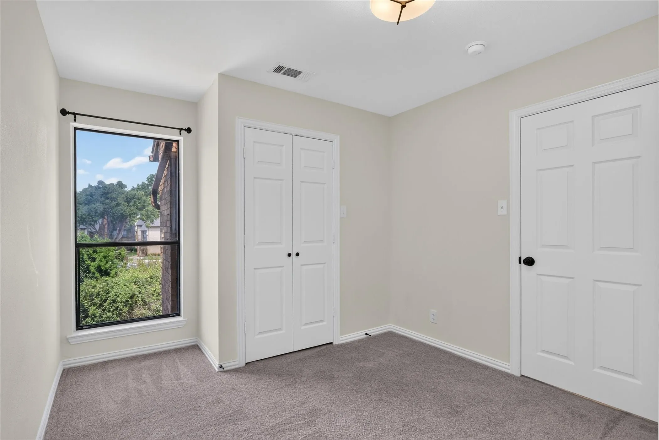 Condominium For Sale in Tarrant County , 1204 Calico Lane 721, Arlington, Texas 76011, 2 Bedroom, 1 Bathroom, Garage spaces, 963 Sqft, built in 1981, mls#21395283, Real Estate Agent in Arlington, Homes For Sale in Tarrant county, Homes For Sale in Arlington, Realtor in Arlington Texas, Real Estate Brokerage Independent Realty Texas, Luminita Cordes Realtor
