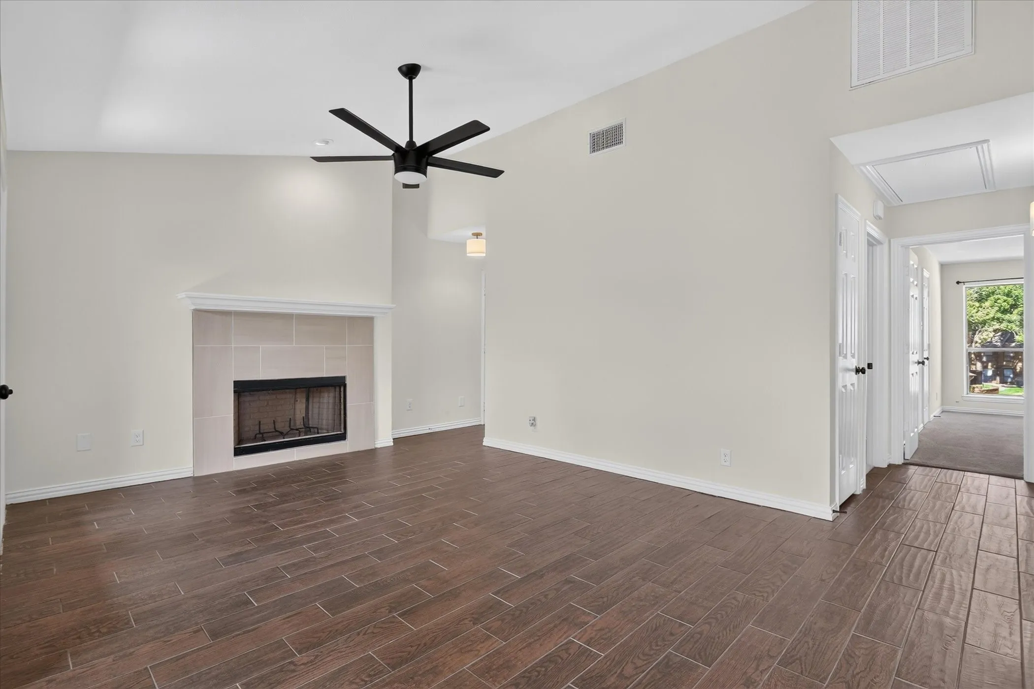Condominium For Sale in Tarrant County , 1204 Calico Lane 721, Arlington, Texas 76011, 2 Bedroom, 1 Bathroom, Garage spaces, 963 Sqft, built in 1981, mls#21395283, Real Estate Agent in Arlington, Homes For Sale in Tarrant county, Homes For Sale in Arlington, Realtor in Arlington Texas, Real Estate Brokerage Independent Realty Texas, Luminita Cordes Realtor