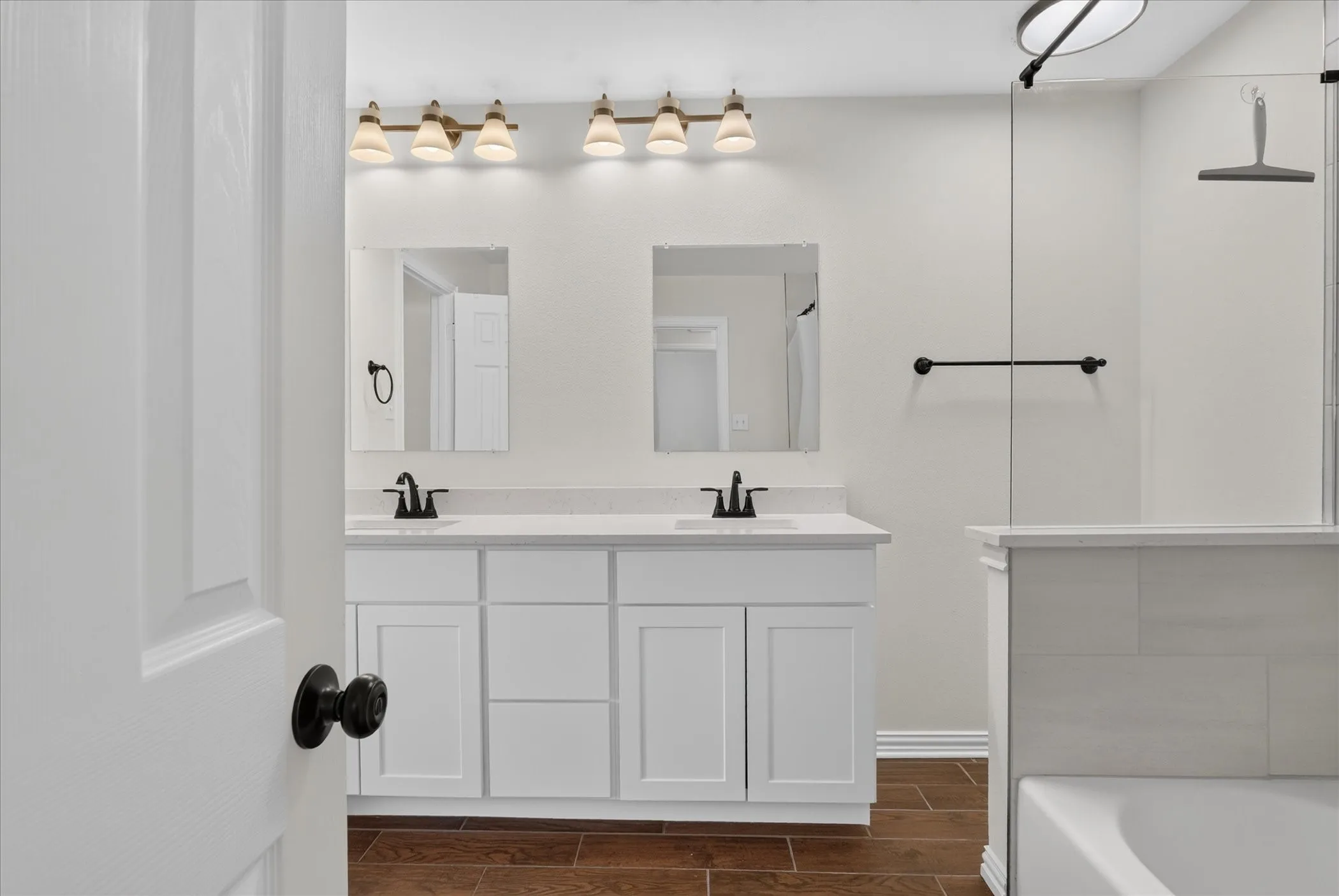 Condominium For Sale in Tarrant County , 1204 Calico Lane 721, Arlington, Texas 76011, 2 Bedroom, 1 Bathroom, Garage spaces, 963 Sqft, built in 1981, mls#21395283, Real Estate Agent in Arlington, Homes For Sale in Tarrant county, Homes For Sale in Arlington, Realtor in Arlington Texas, Real Estate Brokerage Independent Realty Texas, Luminita Cordes Realtor