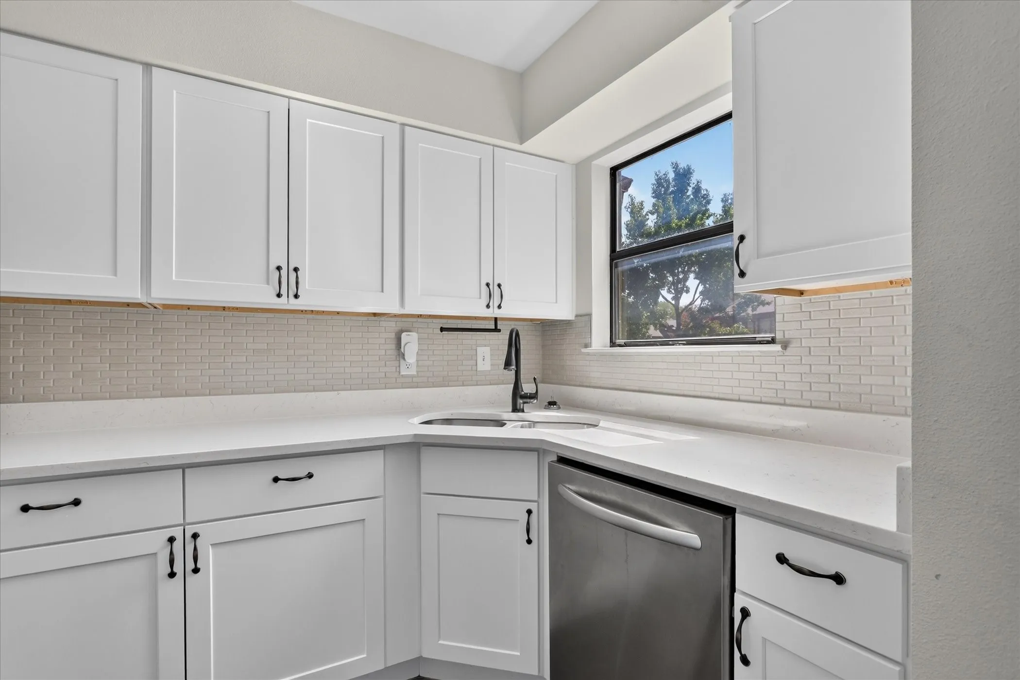 Condominium For Sale in Tarrant County , 1204 Calico Lane 721, Arlington, Texas 76011, 2 Bedroom, 1 Bathroom, Garage spaces, 963 Sqft, built in 1981, mls#21395283, Real Estate Agent in Arlington, Homes For Sale in Tarrant county, Homes For Sale in Arlington, Realtor in Arlington Texas, Real Estate Brokerage Independent Realty Texas, Luminita Cordes Realtor