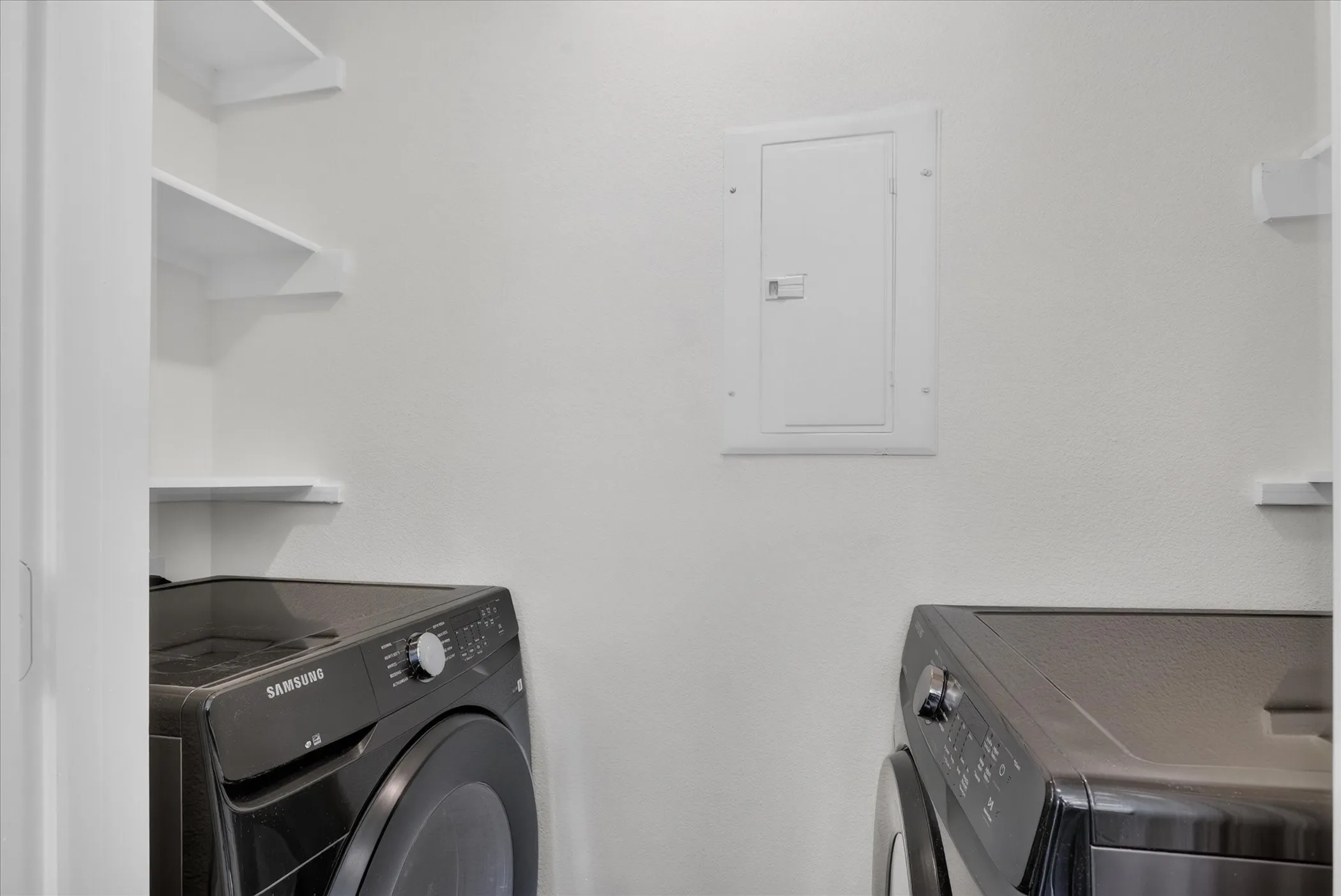 Condominium For Sale in Tarrant County , 1204 Calico Lane 721, Arlington, Texas 76011, 2 Bedroom, 1 Bathroom, Garage spaces, 963 Sqft, built in 1981, mls#21395283, Real Estate Agent in Arlington, Homes For Sale in Tarrant county, Homes For Sale in Arlington, Realtor in Arlington Texas, Real Estate Brokerage Independent Realty Texas, Luminita Cordes Realtor