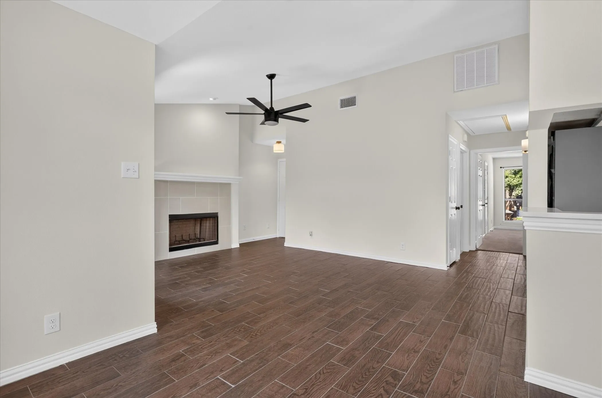 Condominium For Sale in Tarrant County , 1204 Calico Lane 721, Arlington, Texas 76011, 2 Bedroom, 1 Bathroom, Garage spaces, 963 Sqft, built in 1981, mls#21395283, Real Estate Agent in Arlington, Homes For Sale in Tarrant county, Homes For Sale in Arlington, Realtor in Arlington Texas, Real Estate Brokerage Independent Realty Texas, Luminita Cordes Realtor