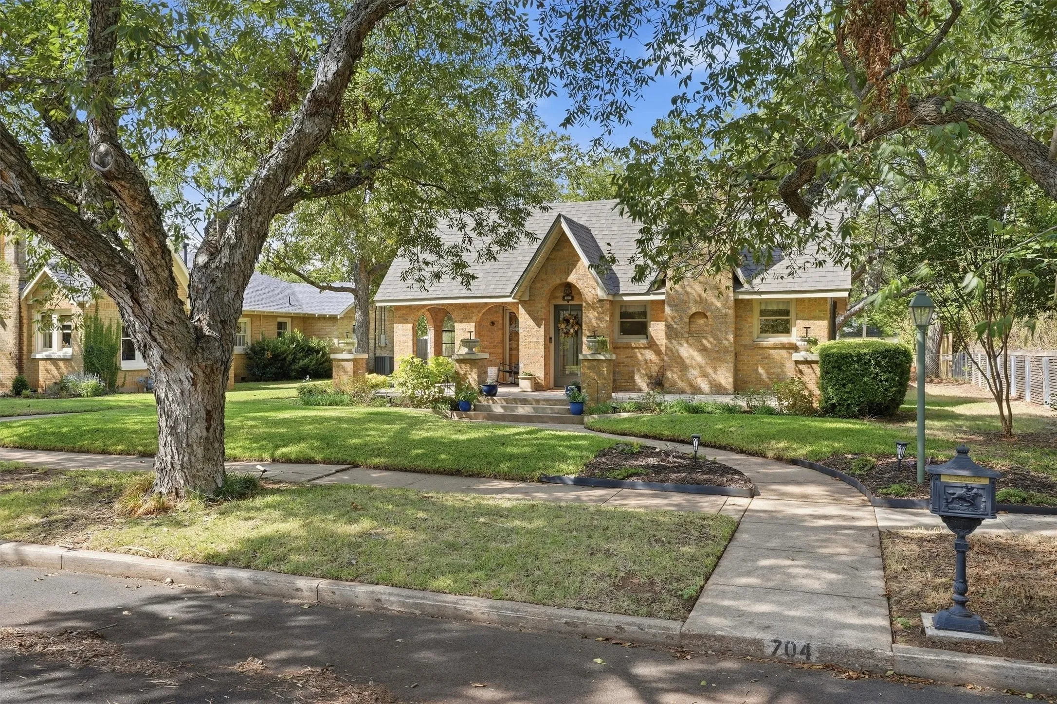 Single Family Residence For Sale in Johnson County , 704 Forrest Avenue, Cleburne, Texas 76033, 3 Bedroom, 2 Bathroom, Garage spaces, 1,811 Sqft, built in 1926, mls#21395701, Real Estate Agent in Cleburne, Homes For Sale in Johnson county, Homes For Sale in Cleburne, Realtor in Cleburne Texas, Real Estate Brokerage Independent Realty Texas, Luminita Cordes Realtor