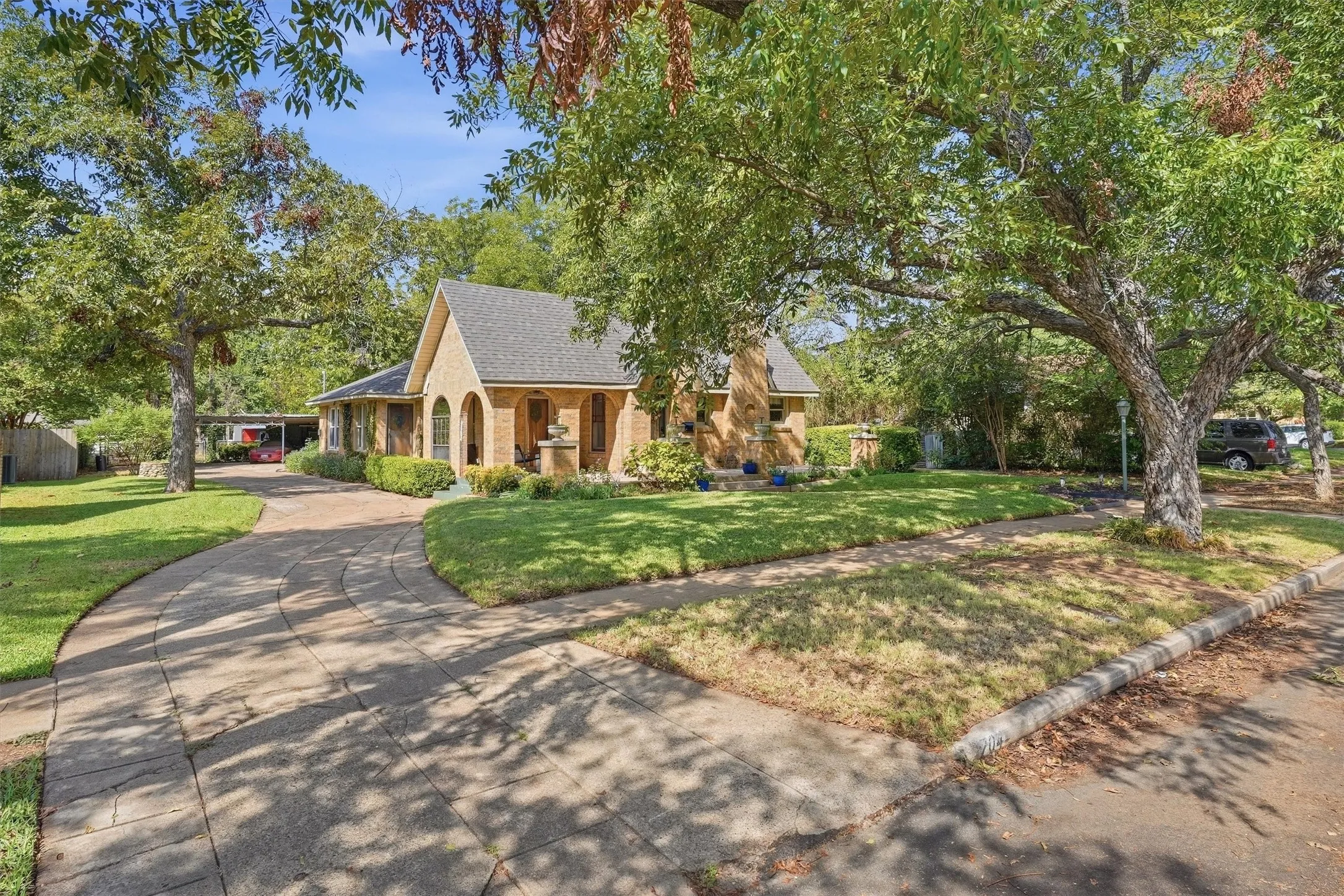 Single Family Residence For Sale in Johnson County , 704 Forrest Avenue, Cleburne, Texas 76033, 3 Bedroom, 2 Bathroom, Garage spaces, 1,811 Sqft, built in 1926, mls#21395701, Real Estate Agent in Cleburne, Homes For Sale in Johnson county, Homes For Sale in Cleburne, Realtor in Cleburne Texas, Real Estate Brokerage Independent Realty Texas, Luminita Cordes Realtor