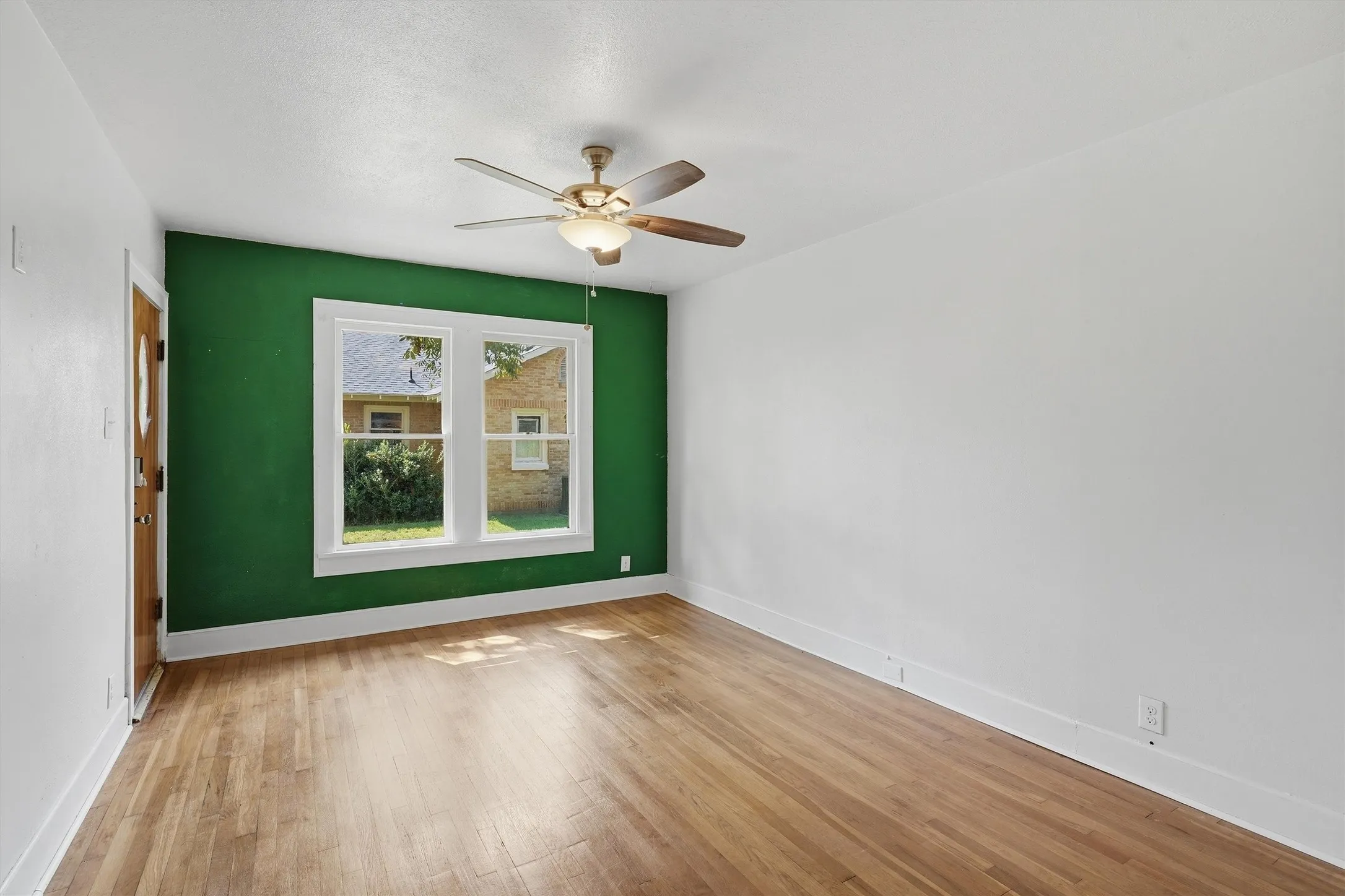 Single Family Residence For Sale in Johnson County , 704 Forrest Avenue, Cleburne, Texas 76033, 3 Bedroom, 2 Bathroom, Garage spaces, 1,811 Sqft, built in 1926, mls#21395701, Real Estate Agent in Cleburne, Homes For Sale in Johnson county, Homes For Sale in Cleburne, Realtor in Cleburne Texas, Real Estate Brokerage Independent Realty Texas, Luminita Cordes Realtor
