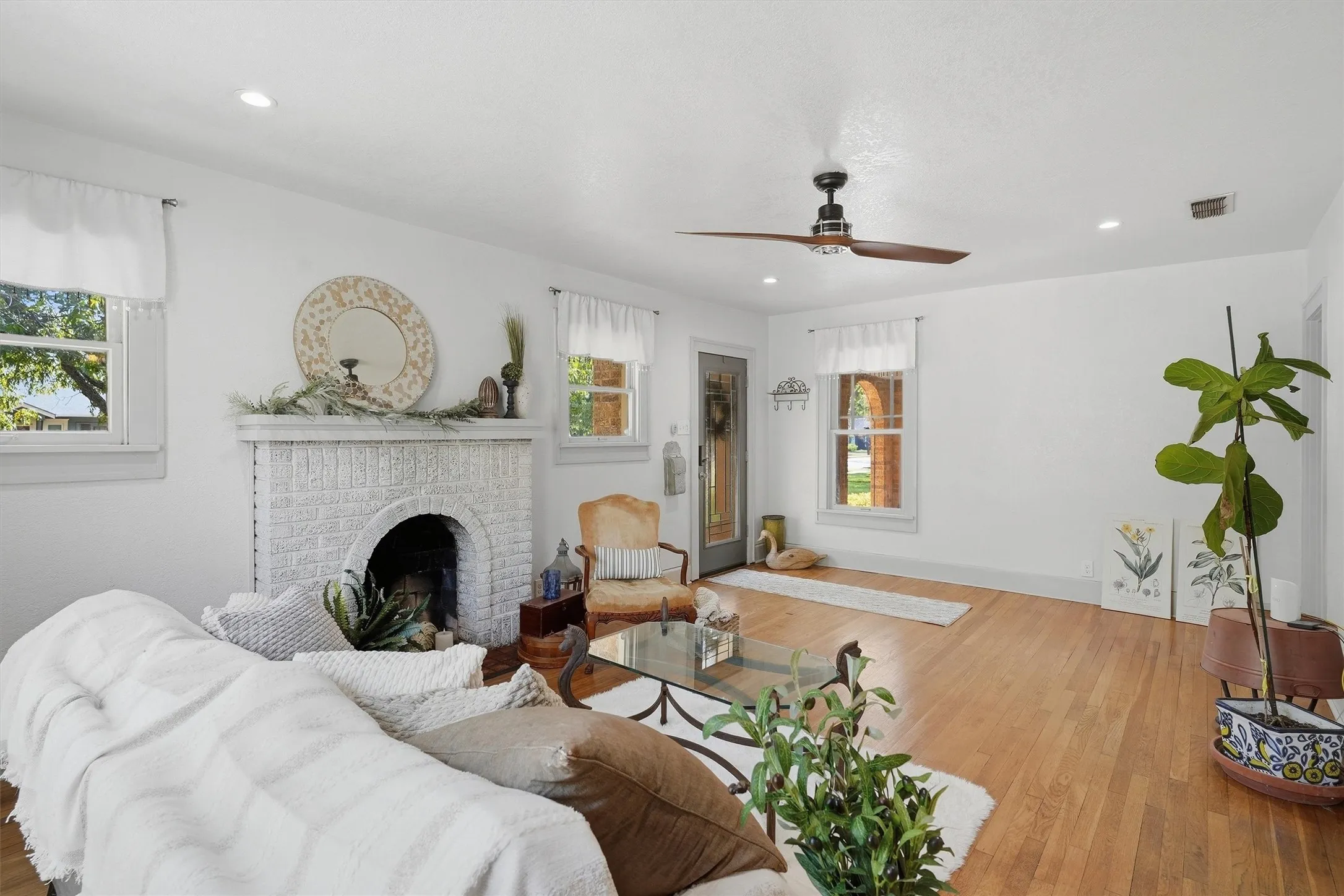 Single Family Residence For Sale in Johnson County , 704 Forrest Avenue, Cleburne, Texas 76033, 3 Bedroom, 2 Bathroom, Garage spaces, 1,811 Sqft, built in 1926, mls#21395701, Real Estate Agent in Cleburne, Homes For Sale in Johnson county, Homes For Sale in Cleburne, Realtor in Cleburne Texas, Real Estate Brokerage Independent Realty Texas, Luminita Cordes Realtor