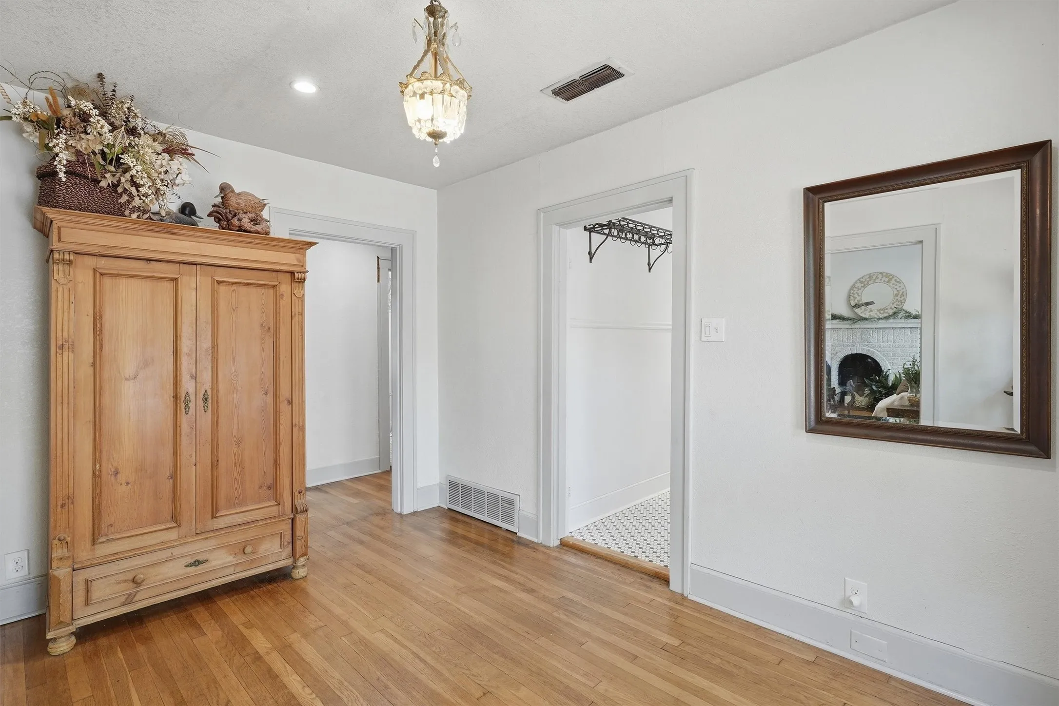 Single Family Residence For Sale in Johnson County , 704 Forrest Avenue, Cleburne, Texas 76033, 3 Bedroom, 2 Bathroom, Garage spaces, 1,811 Sqft, built in 1926, mls#21395701, Real Estate Agent in Cleburne, Homes For Sale in Johnson county, Homes For Sale in Cleburne, Realtor in Cleburne Texas, Real Estate Brokerage Independent Realty Texas, Luminita Cordes Realtor