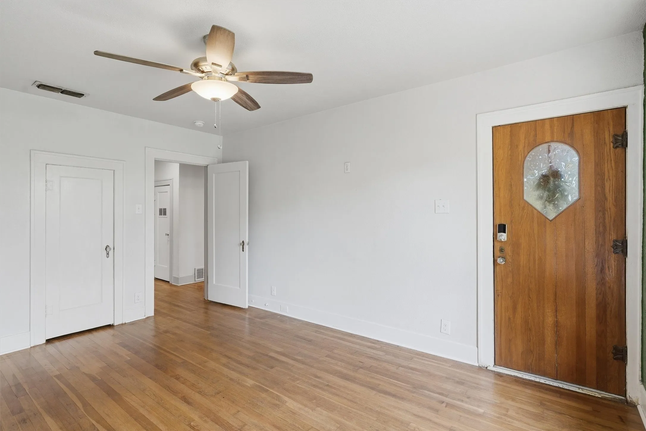 Single Family Residence For Sale in Johnson County , 704 Forrest Avenue, Cleburne, Texas 76033, 3 Bedroom, 2 Bathroom, Garage spaces, 1,811 Sqft, built in 1926, mls#21395701, Real Estate Agent in Cleburne, Homes For Sale in Johnson county, Homes For Sale in Cleburne, Realtor in Cleburne Texas, Real Estate Brokerage Independent Realty Texas, Luminita Cordes Realtor